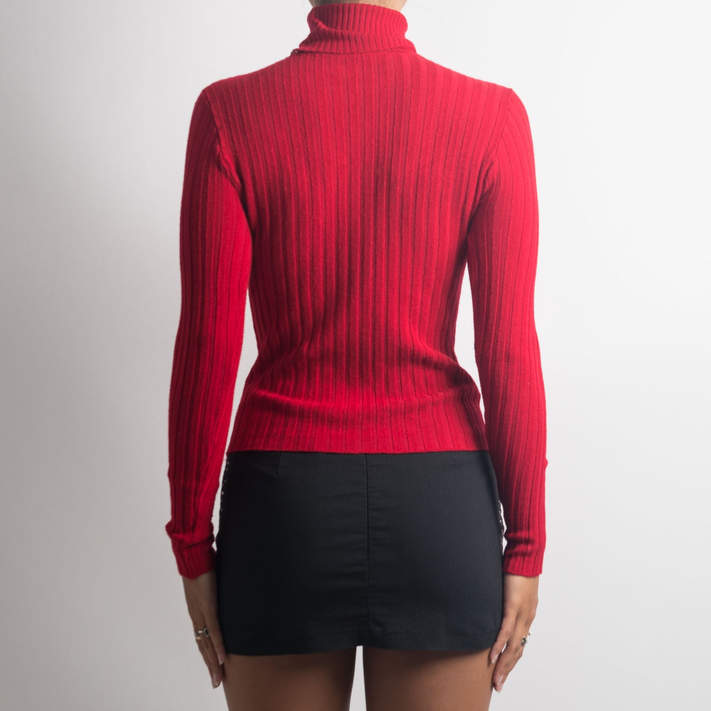 RED RIBBED TURTLENECK