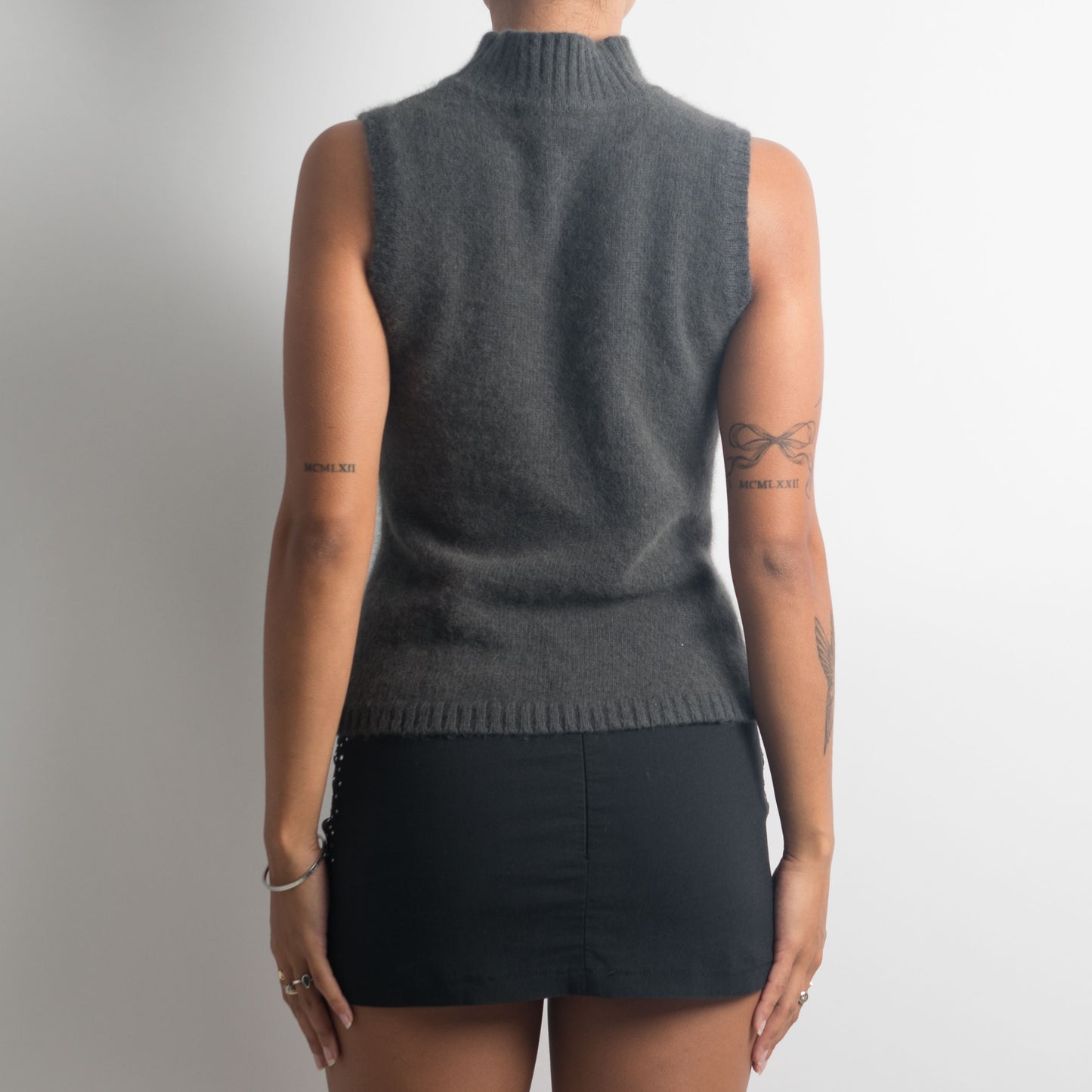 GREY SLEEVELESS MOCKNECK