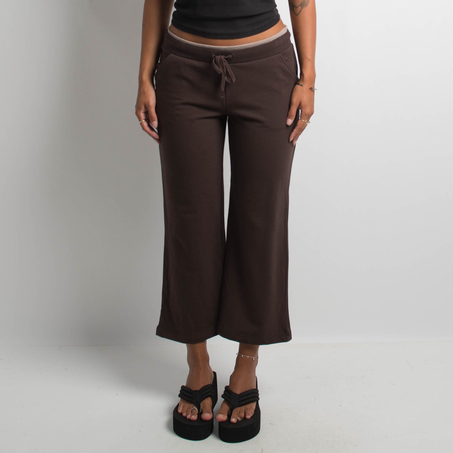 BROWN CROP SWEATPANTS