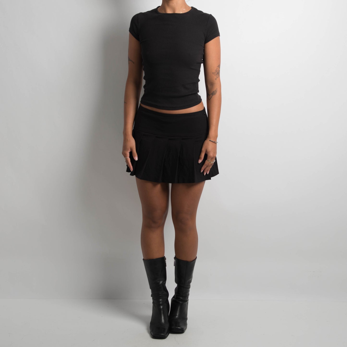 BLACK PLEATED MINI SKIRT