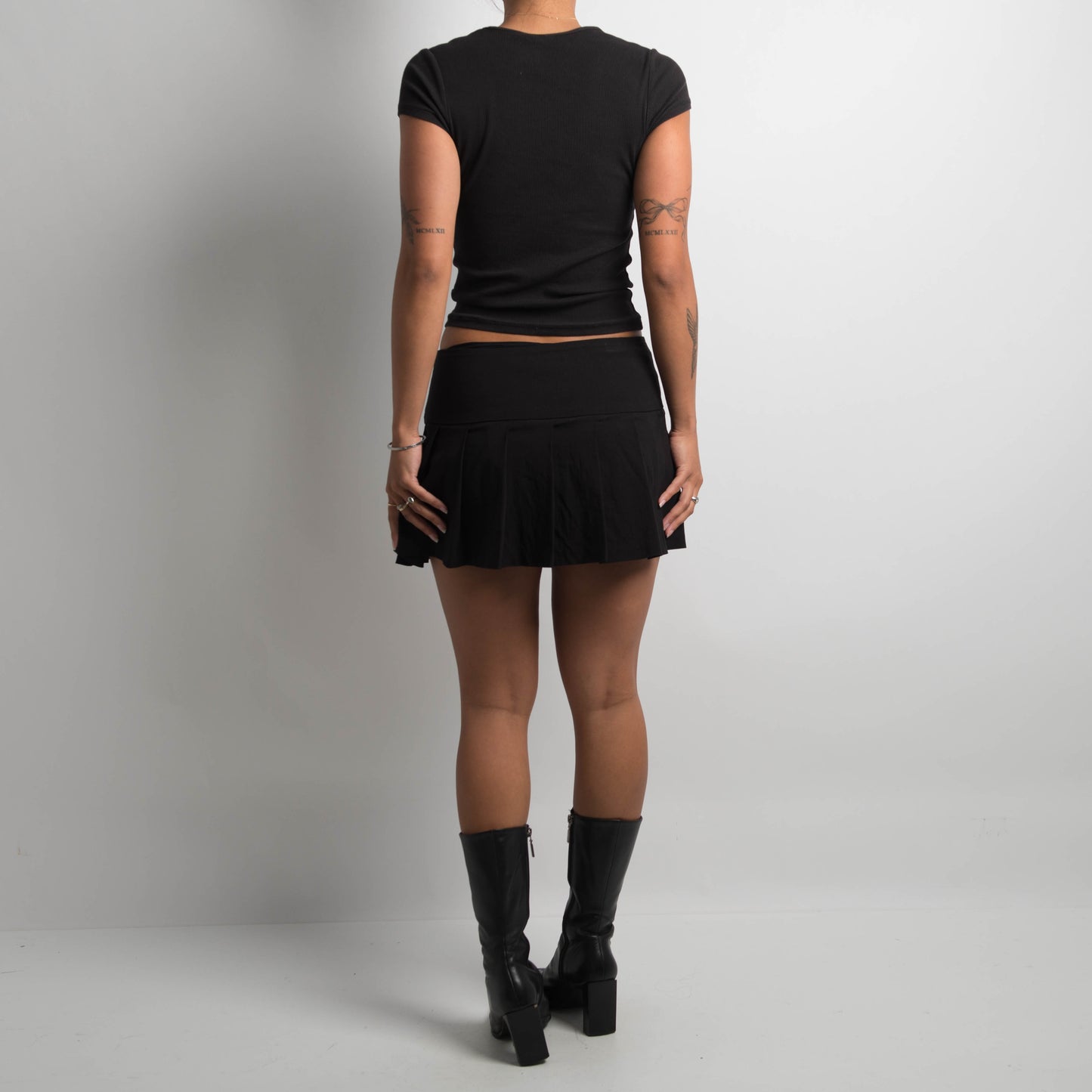 BLACK PLEATED MINI SKIRT