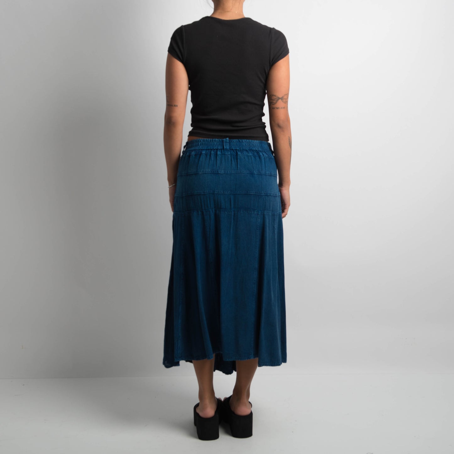 NAVY EMBROIDERED SKIRT