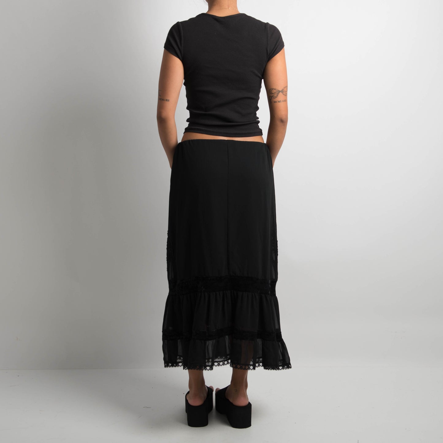 BLACK MIDI SKIRT