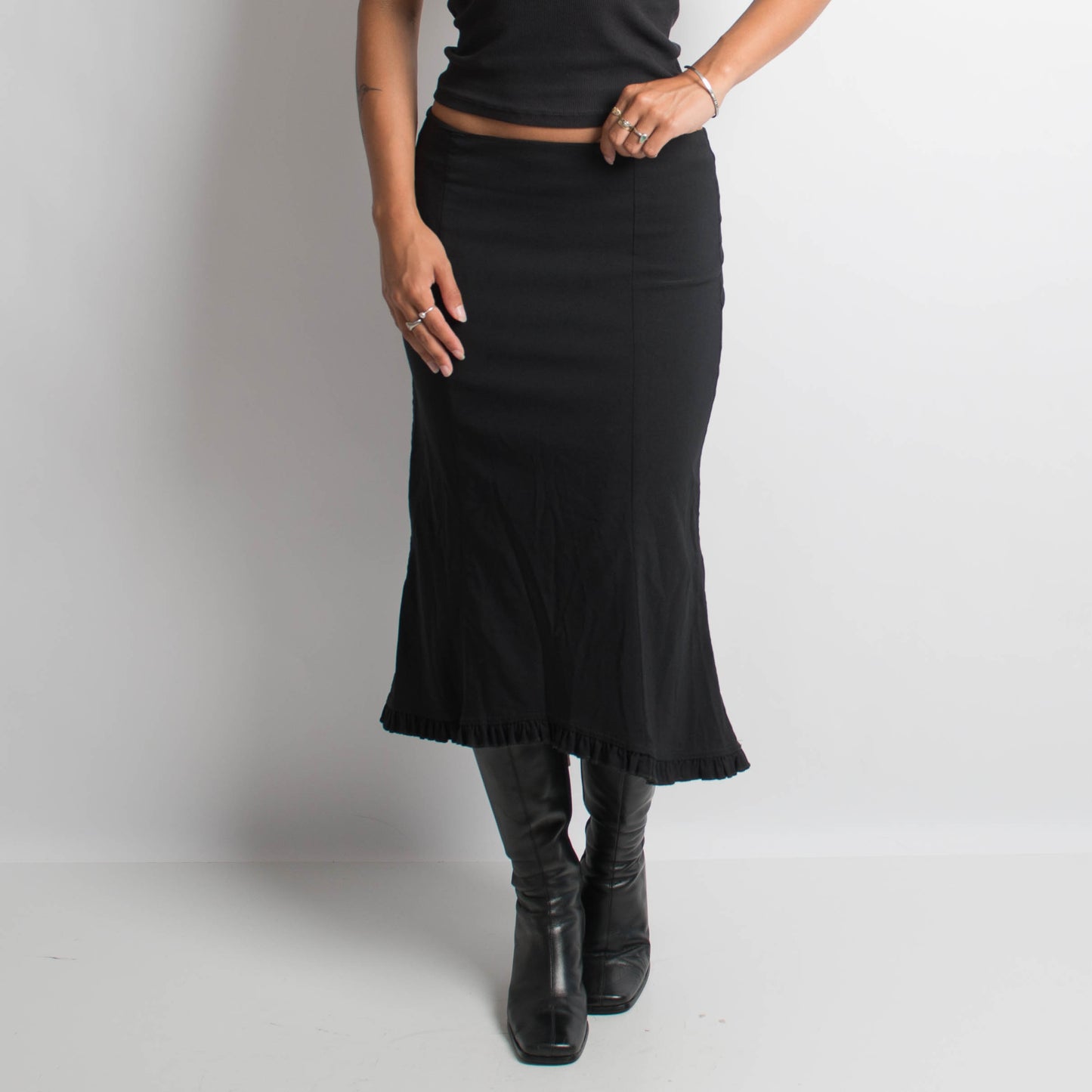 BLACK MIDI SKIRT