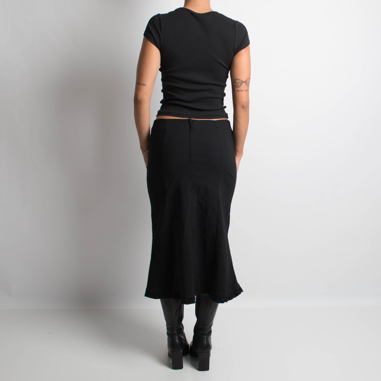 BLACK MIDI SKIRT