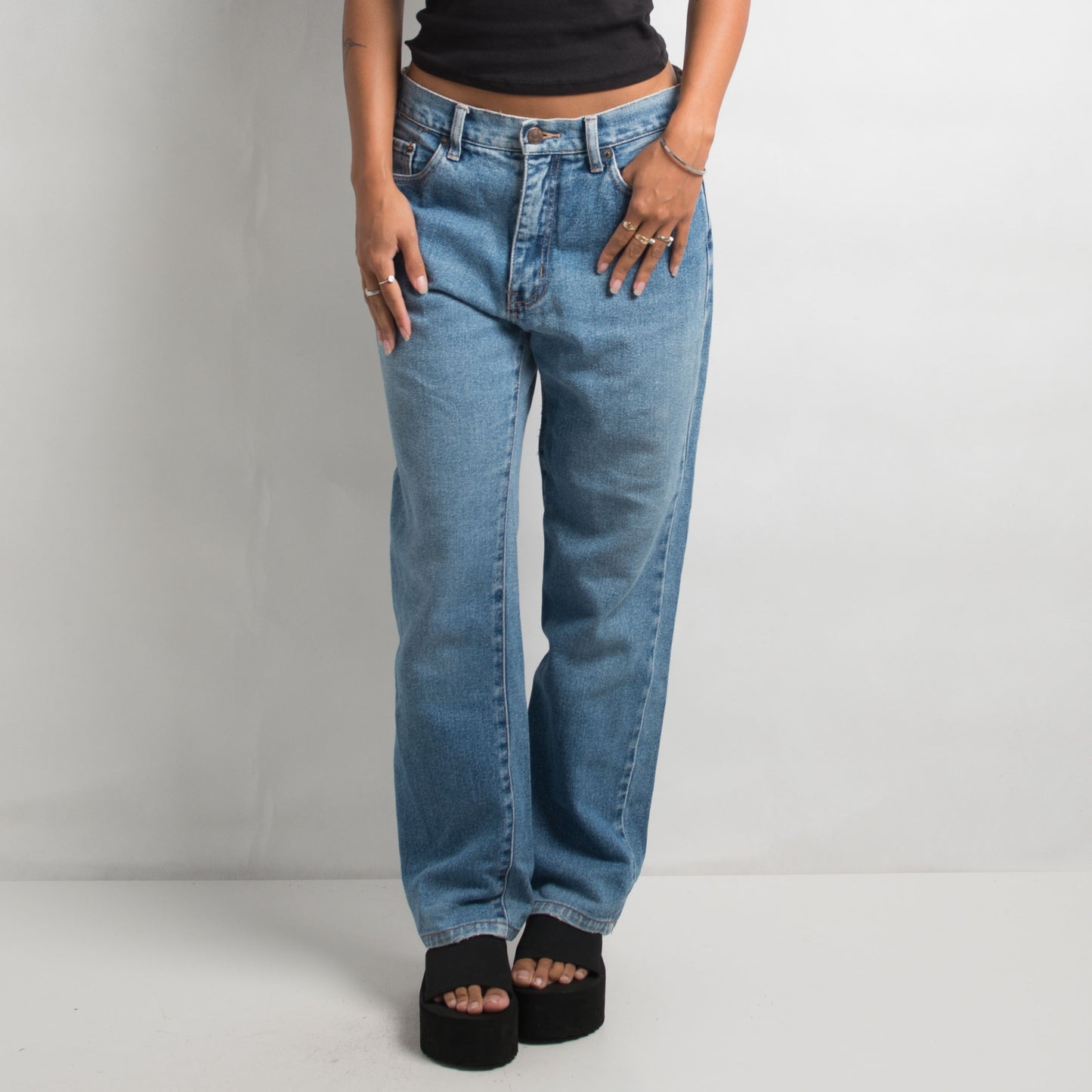 MID WASH STRAIGHT LEG JEANS