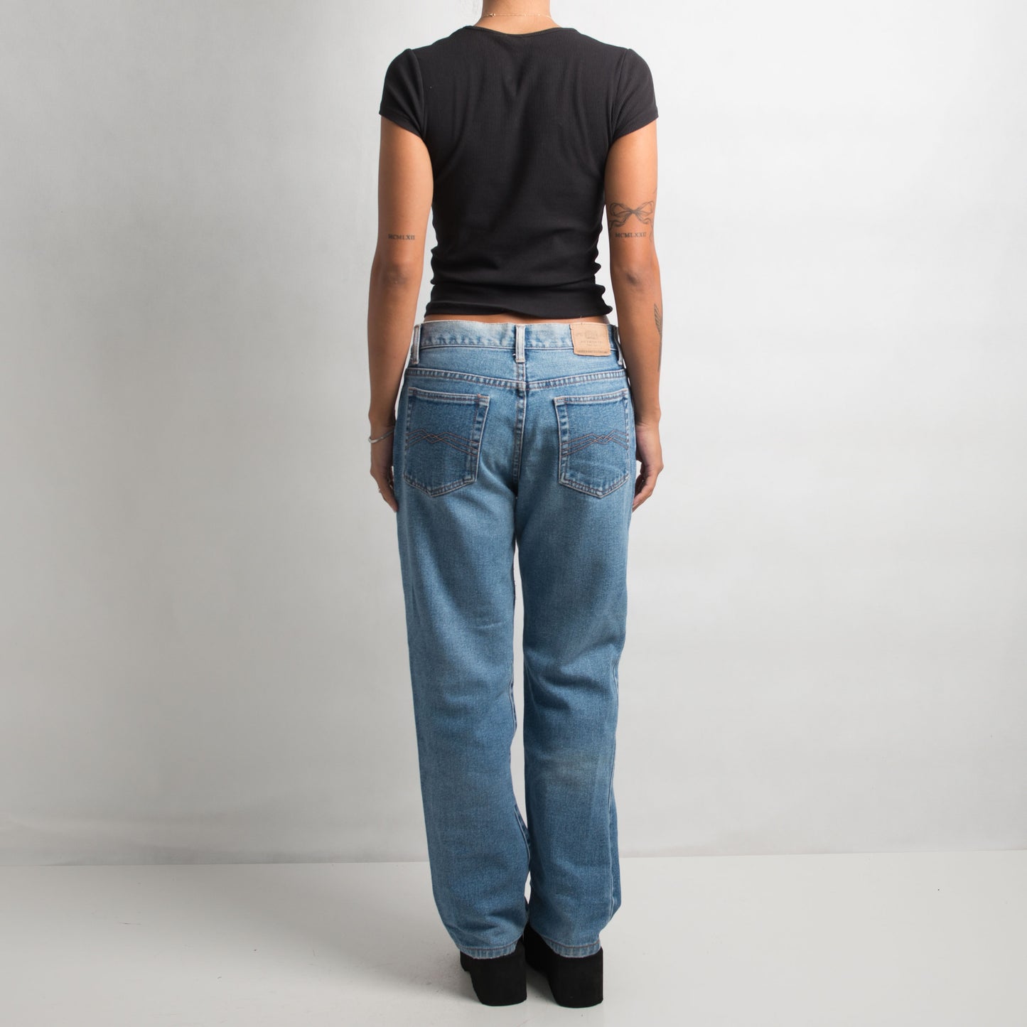 MID WASH STRAIGHT LEG JEANS