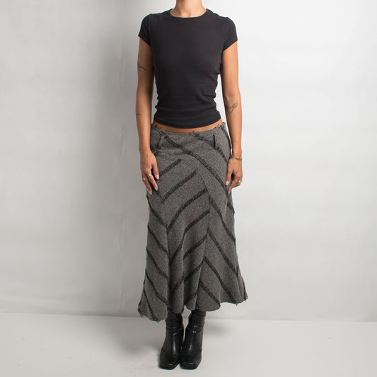 GREY TEXTURED LONGLINE SKIRT