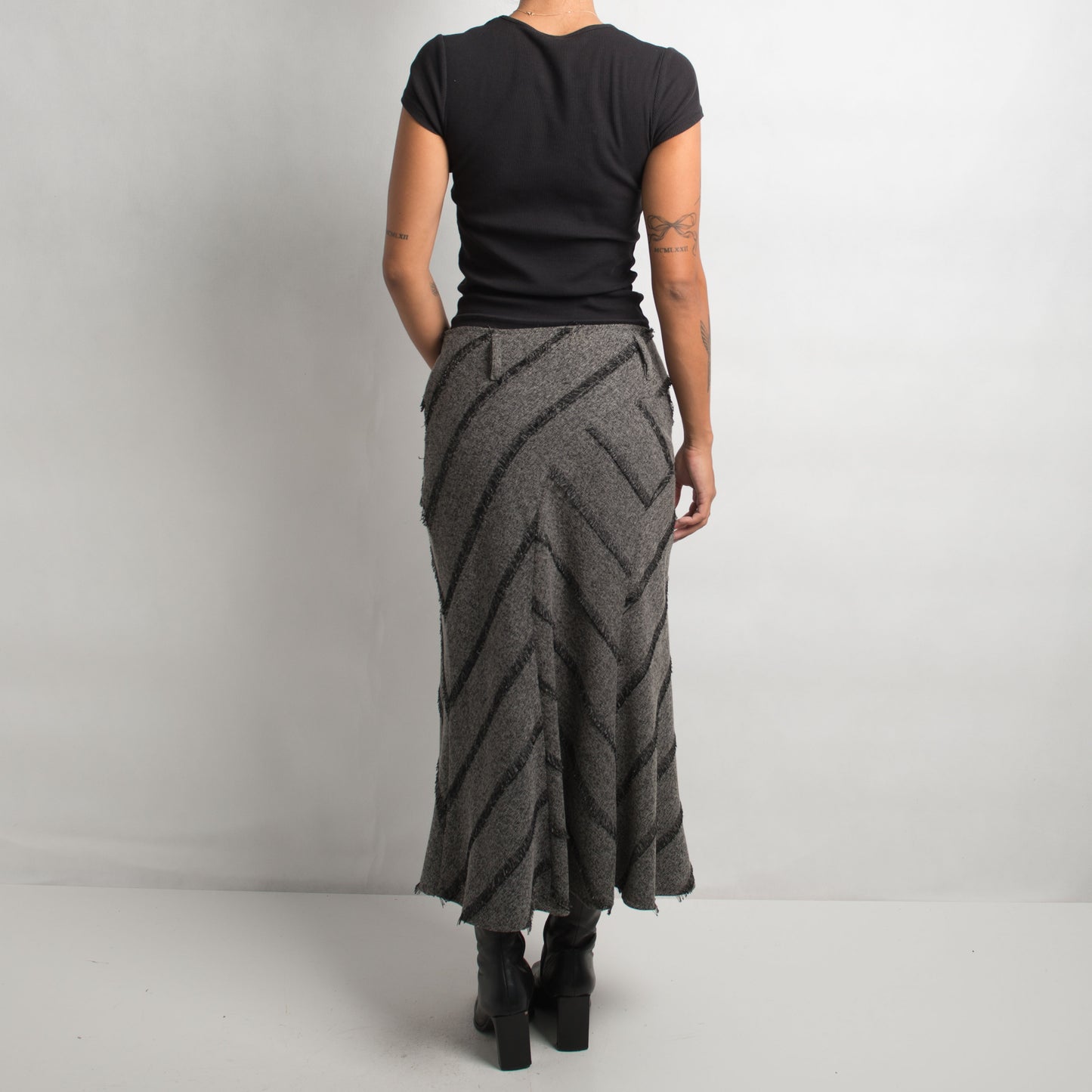 GREY TEXTURED LONGLINE SKIRT