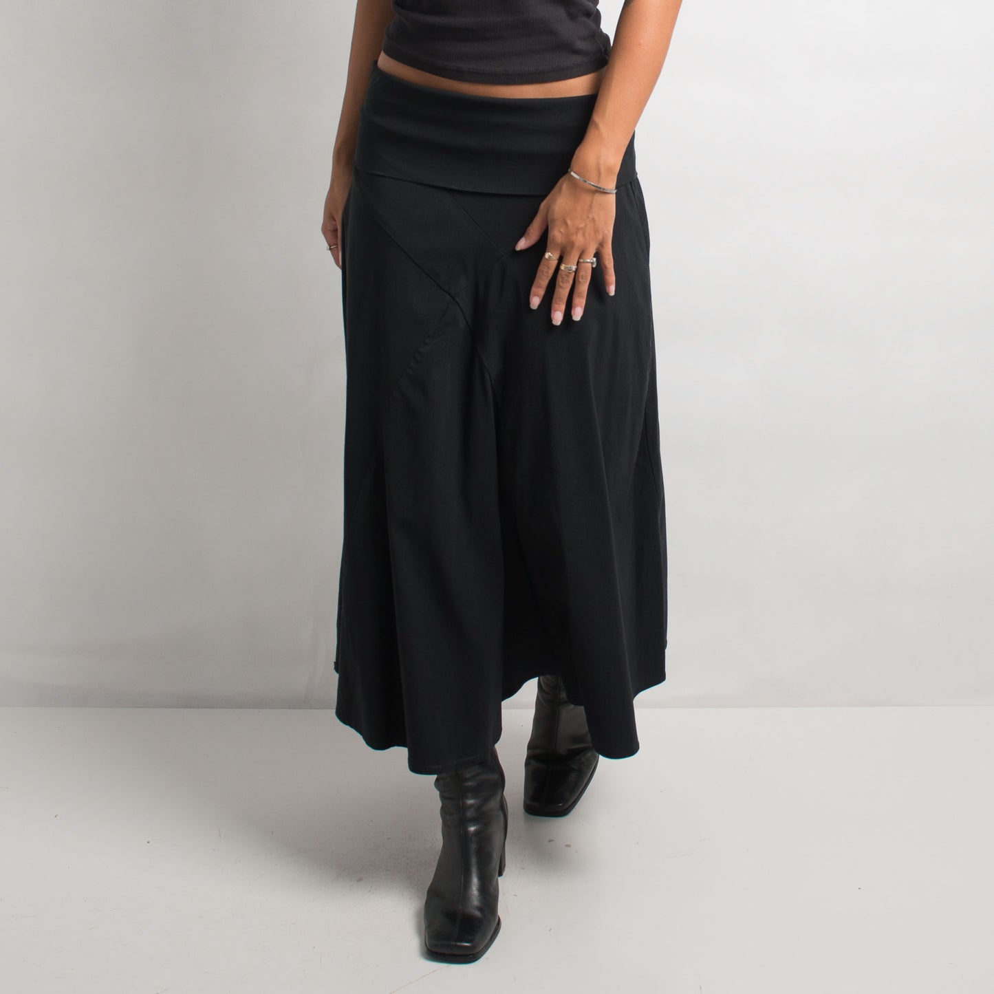 BLACK LONGLINE SWING SKIRT