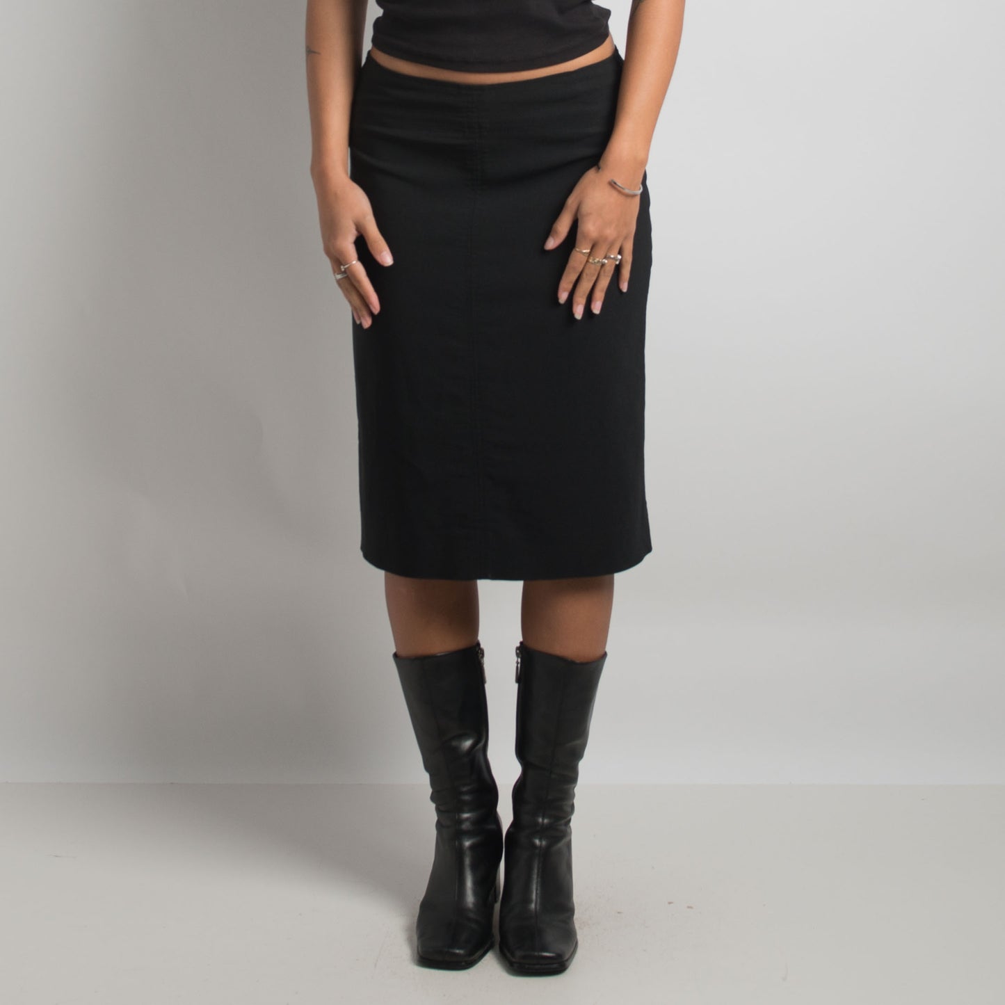 BLACK MIDI SKIRT