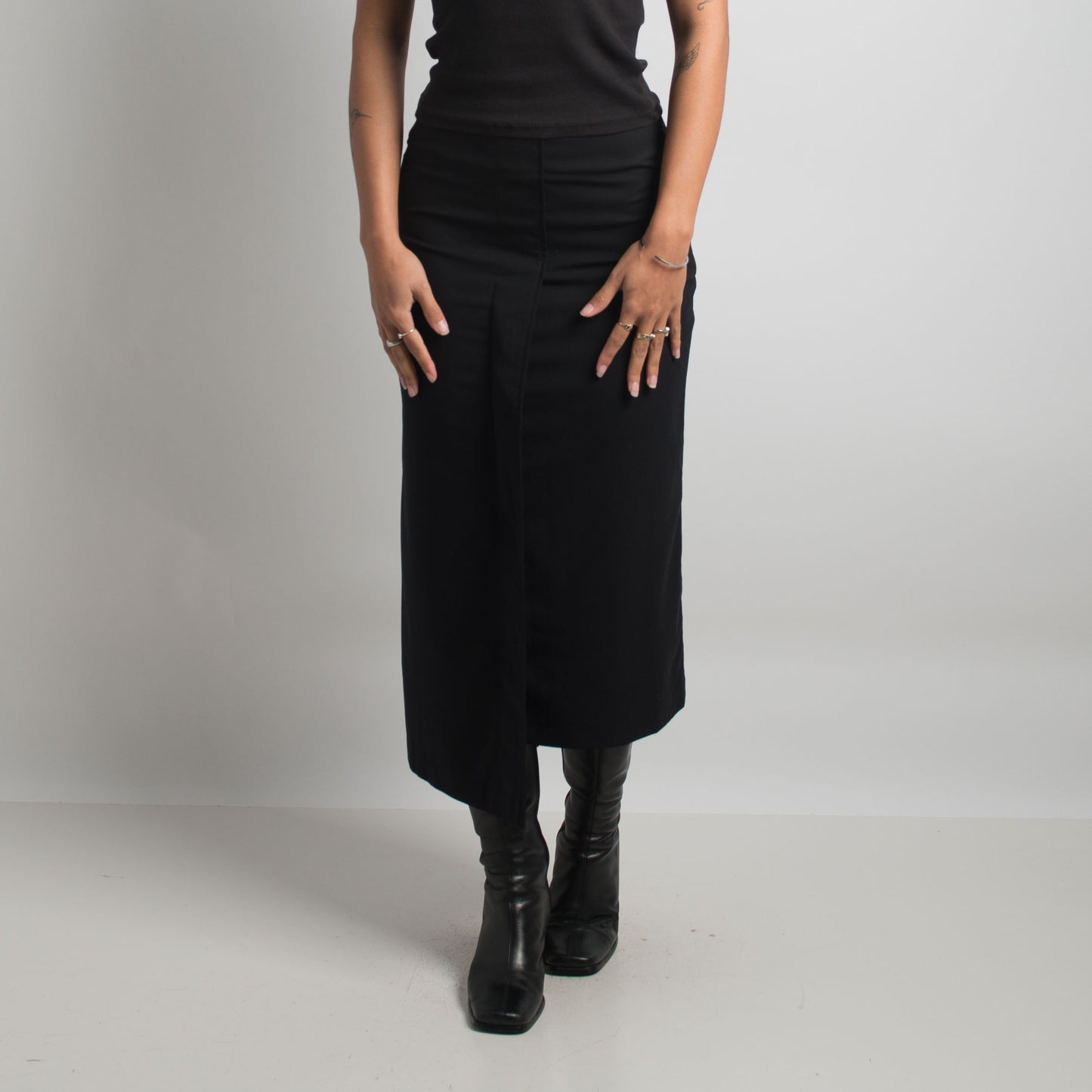 BLACK ASYMMETRIC SKIRT