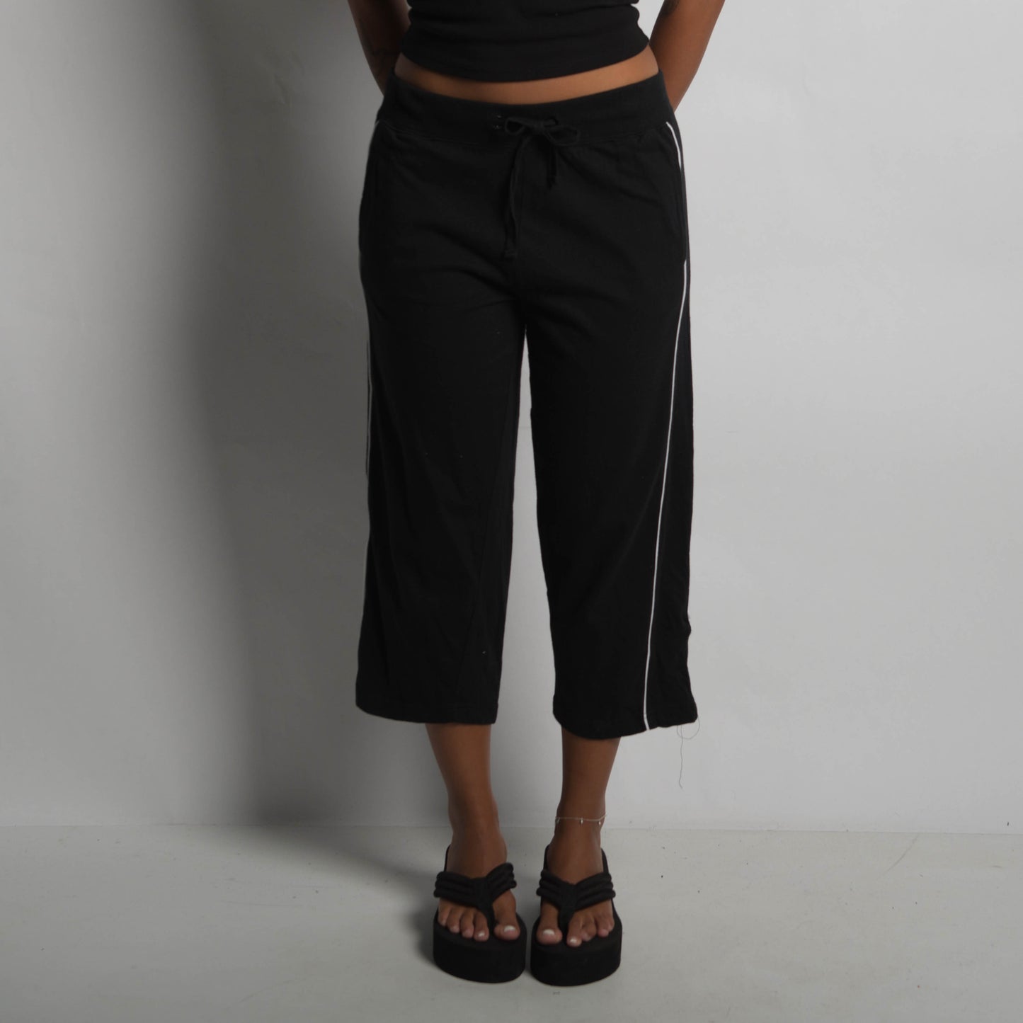 BLACK CROP LOUNGE PANTS