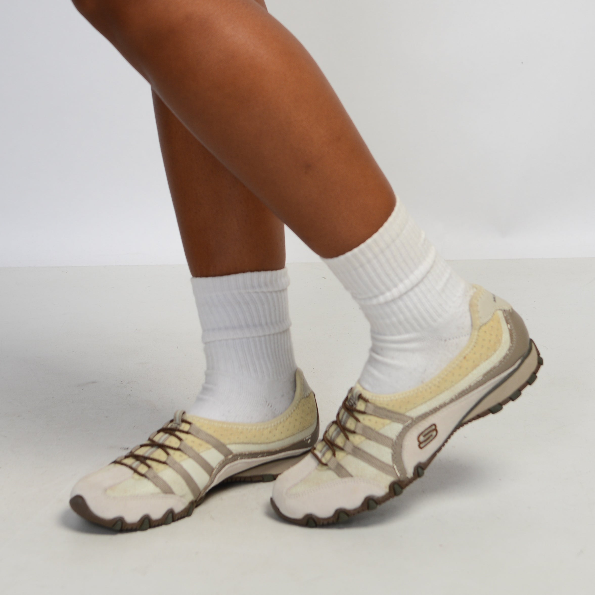 BEIGE LOW CUT SKECHERS