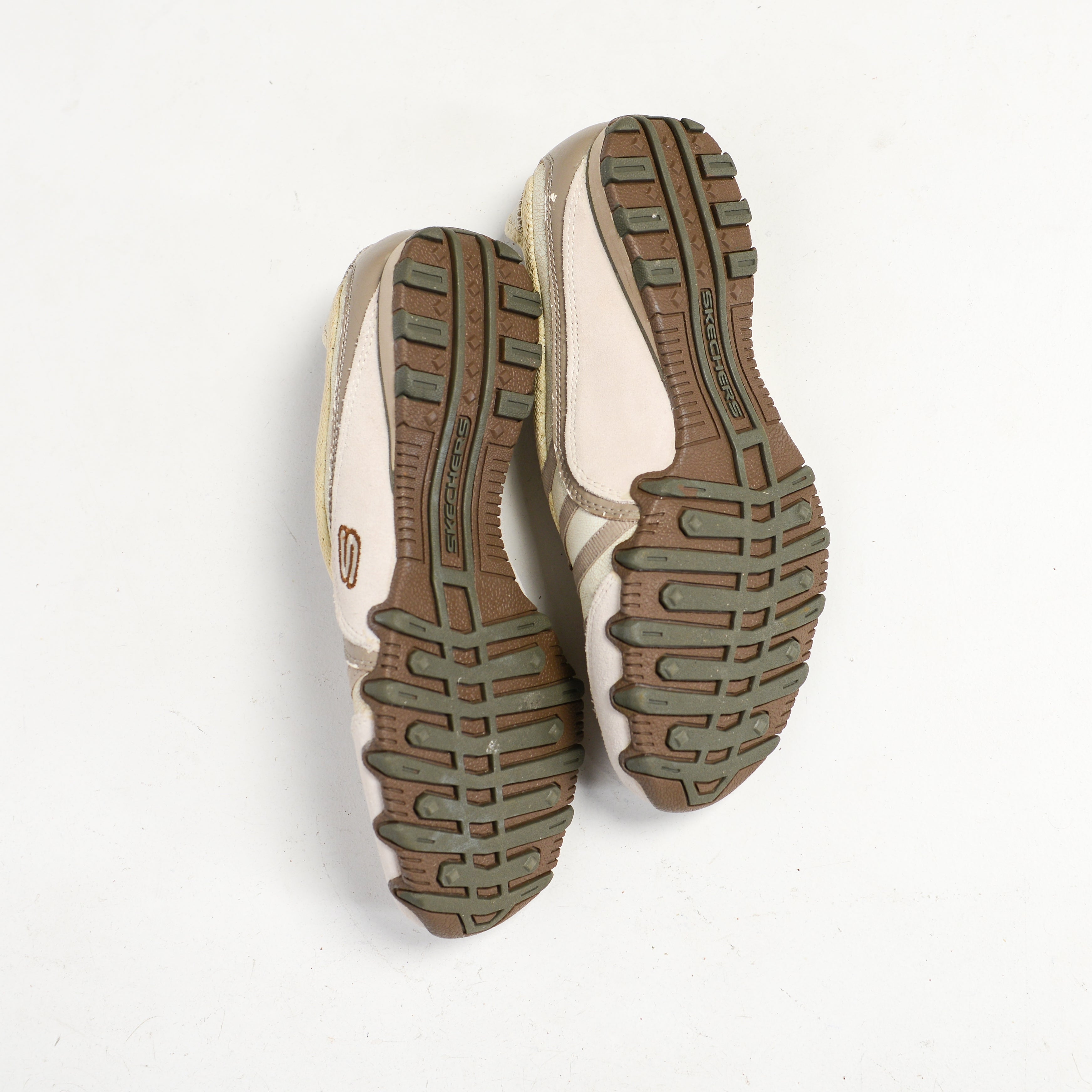 BEIGE LOW CUT SKECHERS