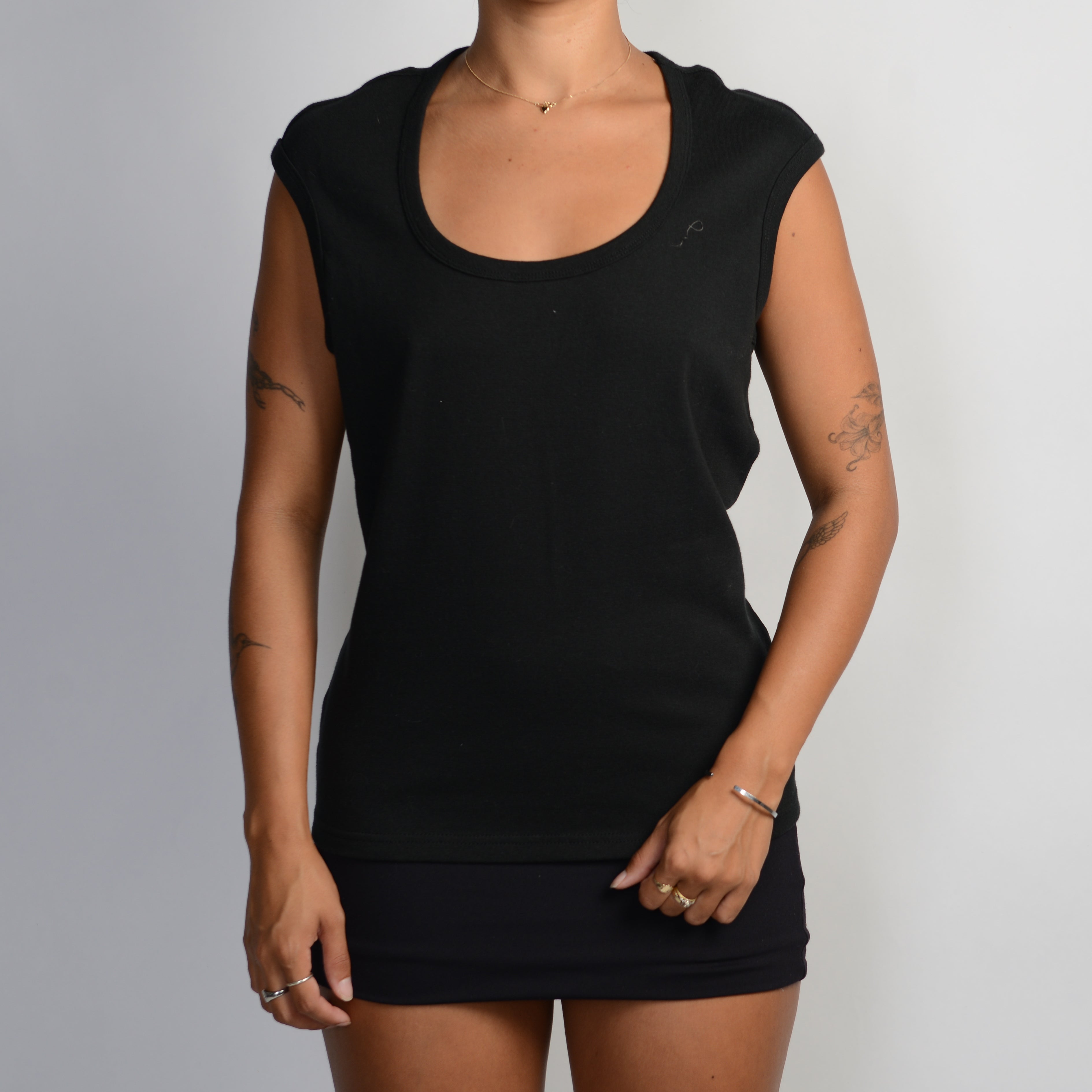 BLACK CAP SLEEVE TOP