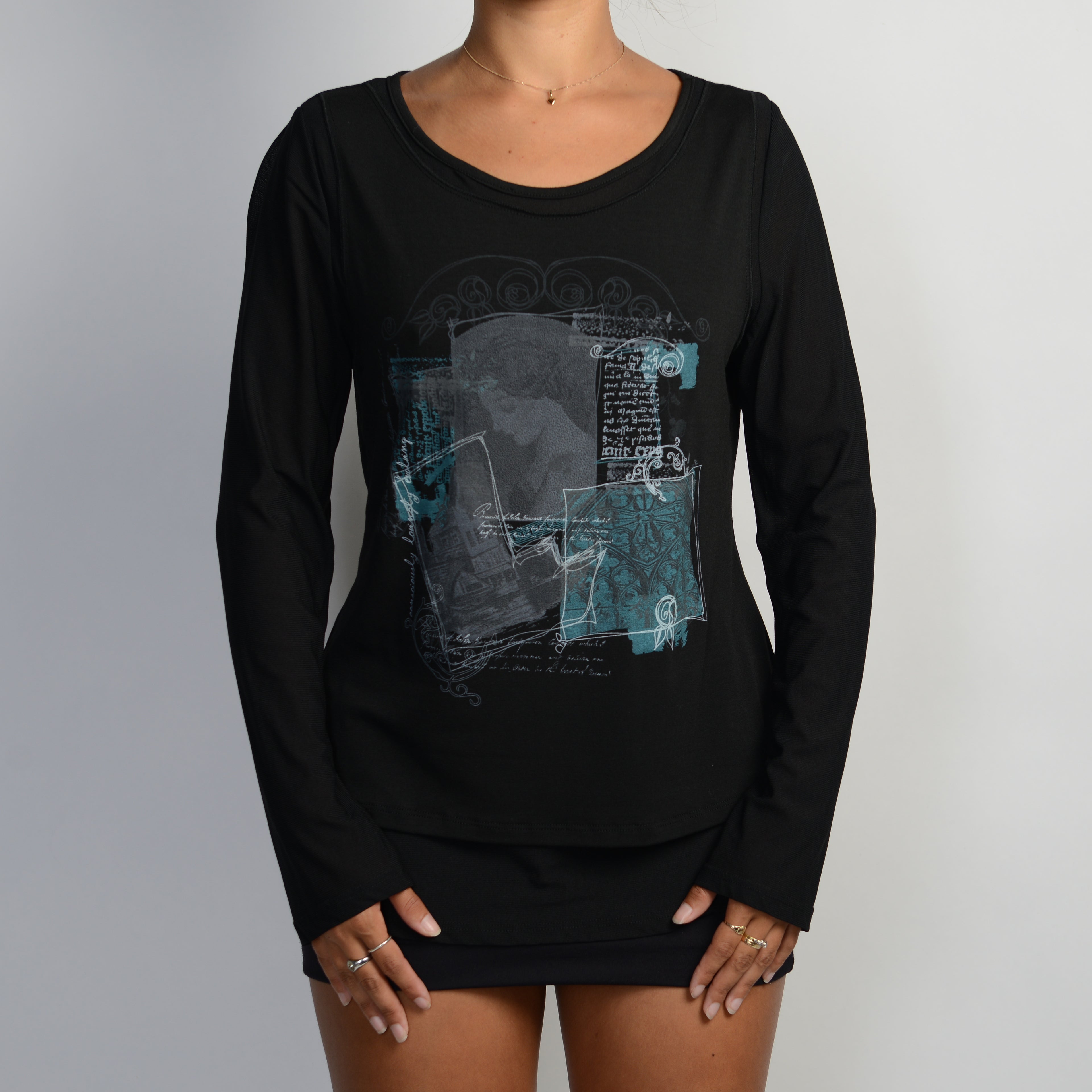 GRAPHIC LONG SLEEVE TOP