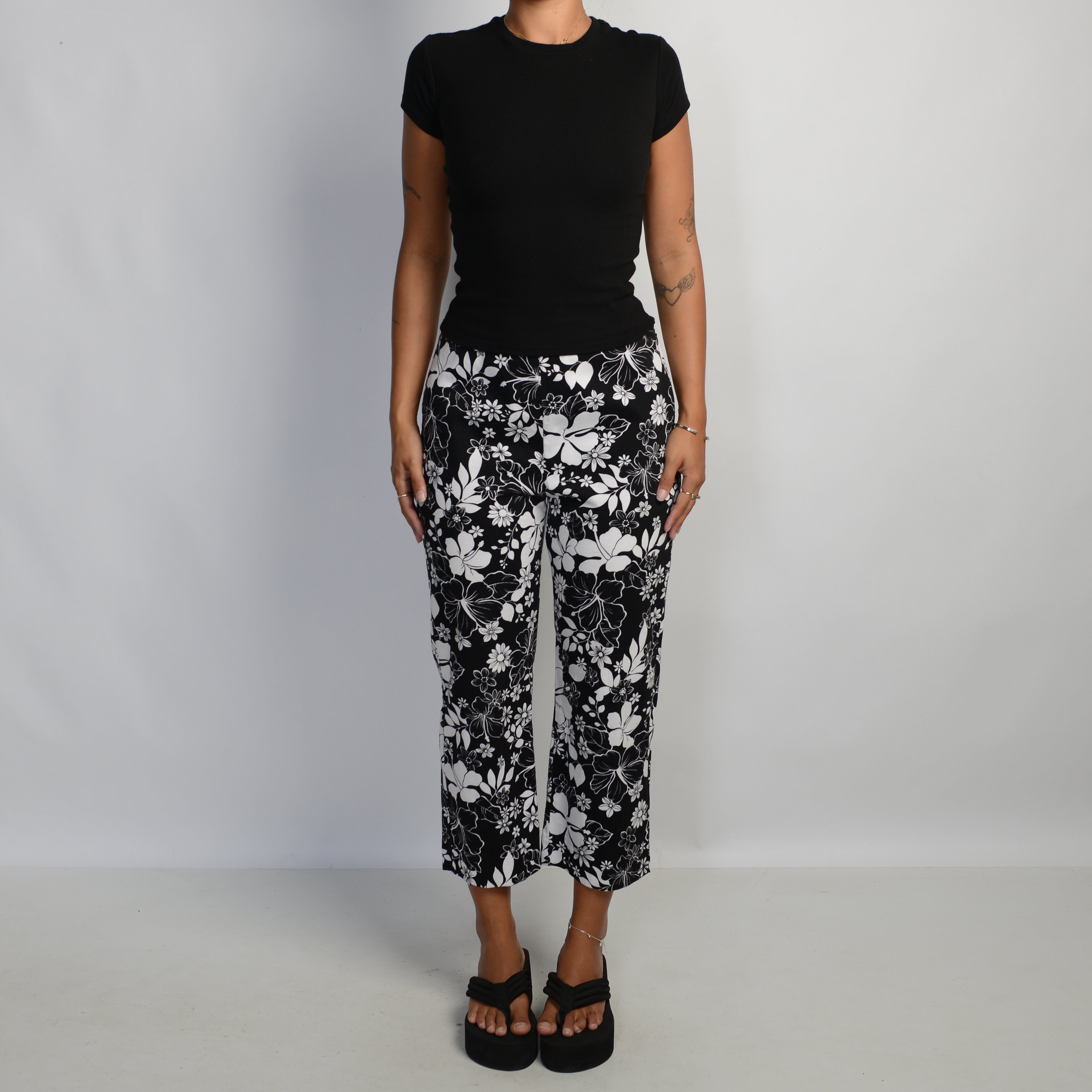 B&W FLORAL CAPRI PANTS