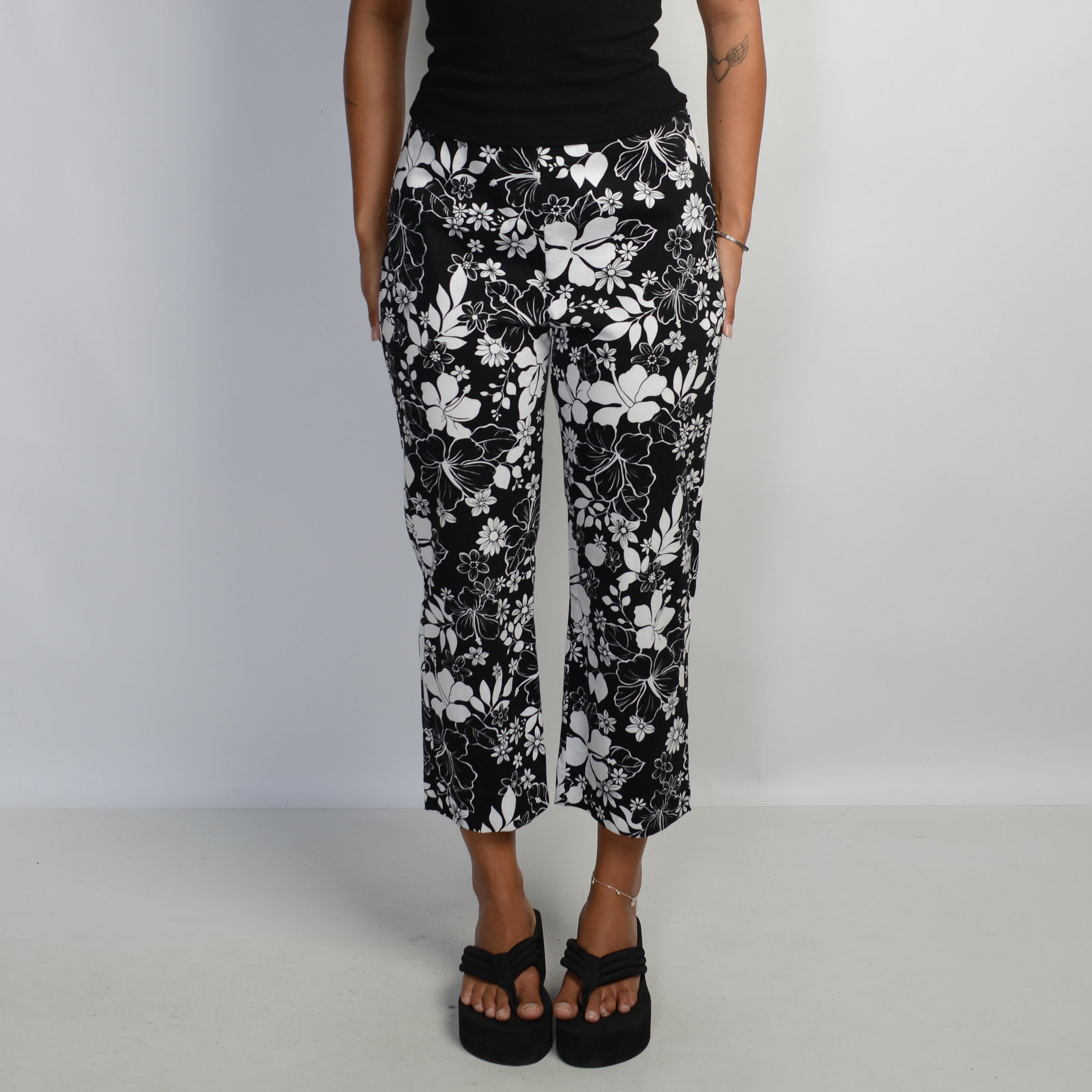 B&W FLORAL CAPRI PANTS