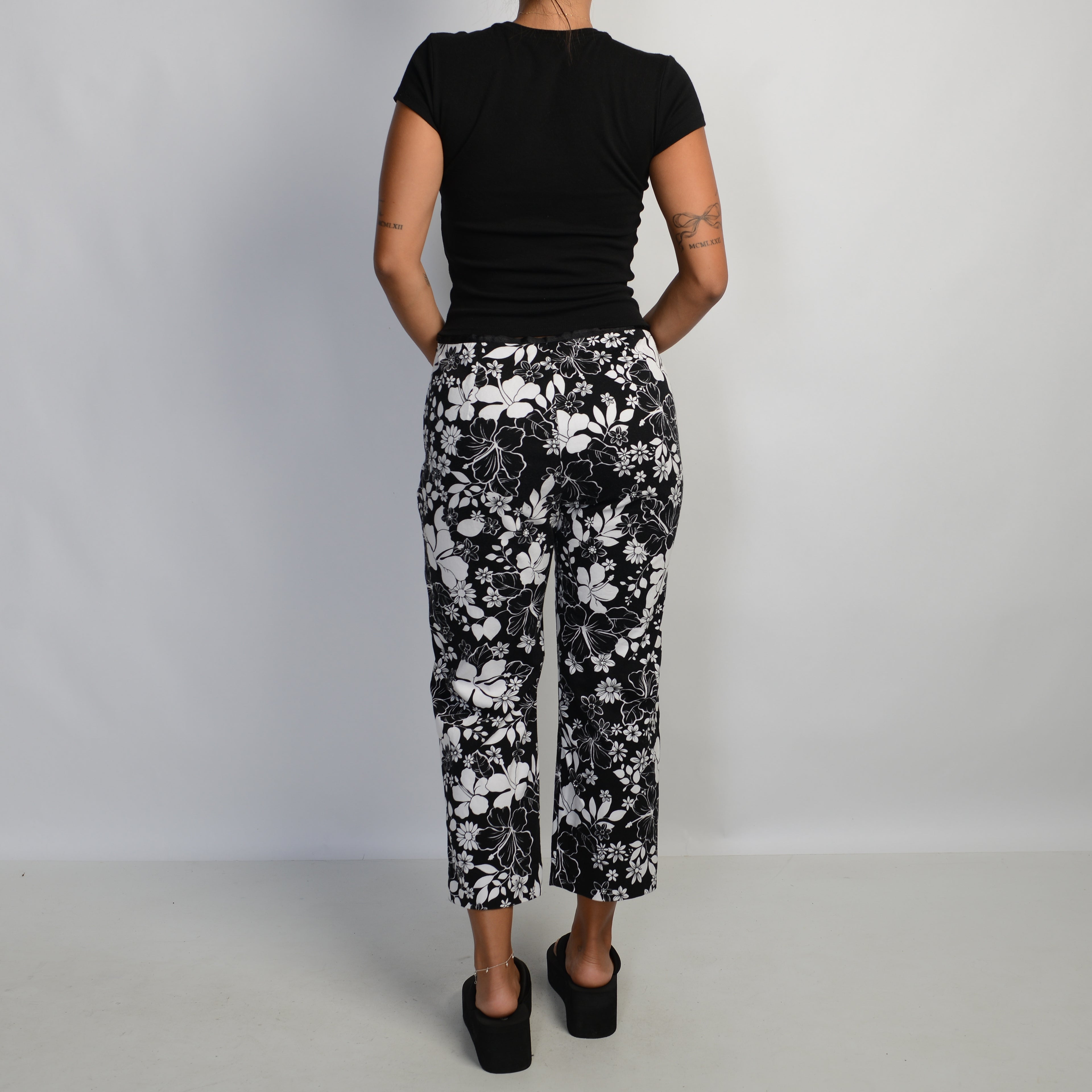 B&W FLORAL CAPRI PANTS