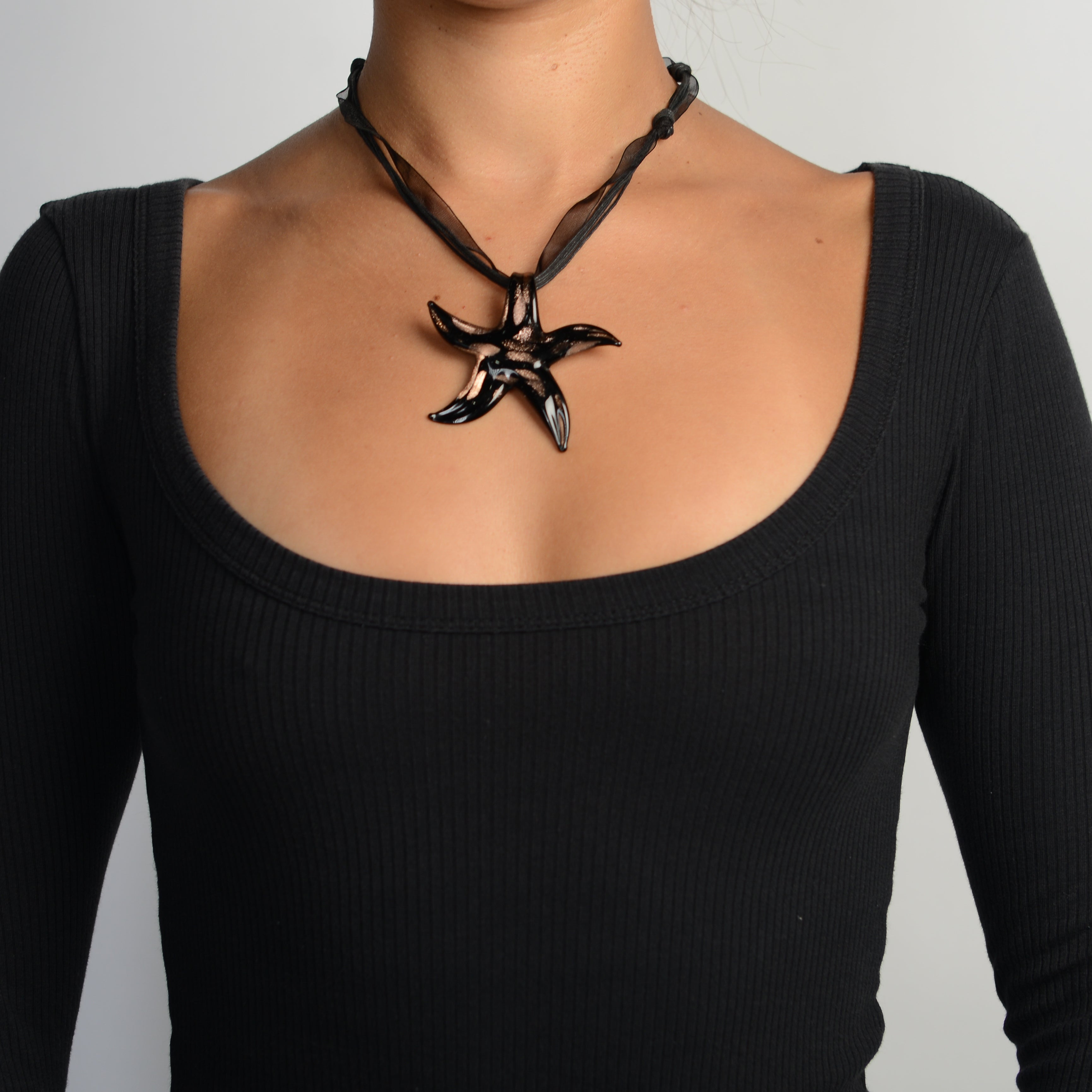 BLACK PENDANT NECKLACE