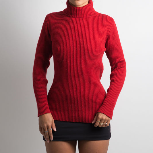 RED RIBBED TURTLENECK KNIT