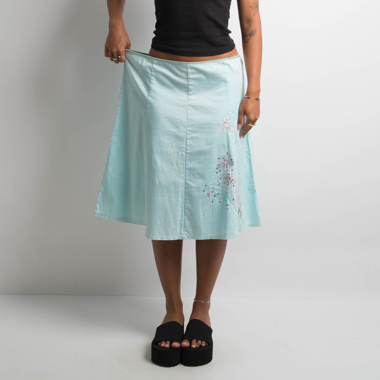 BLUE EMBROIDERED MIDI SKIRT