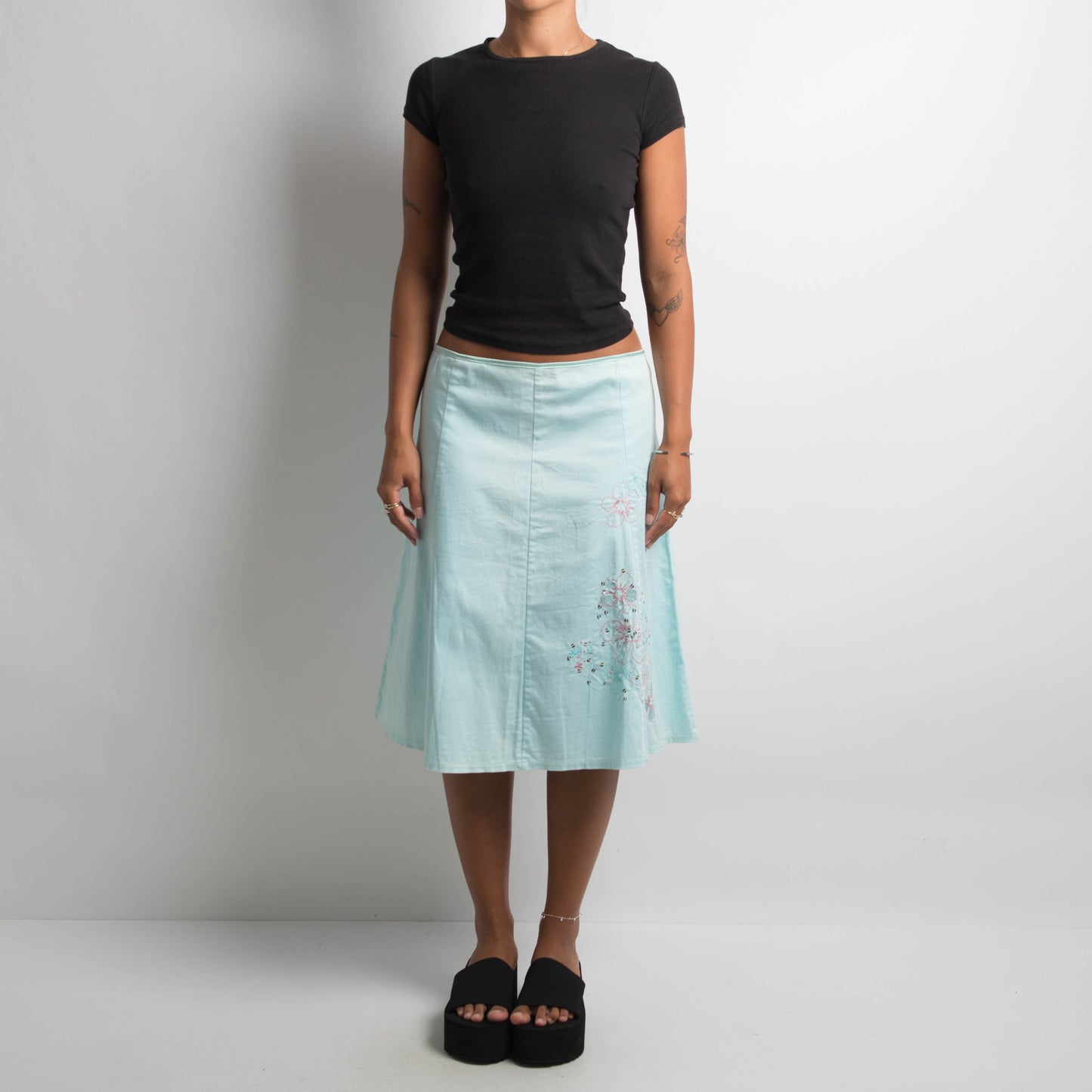 BLUE EMBROIDERED MIDI SKIRT