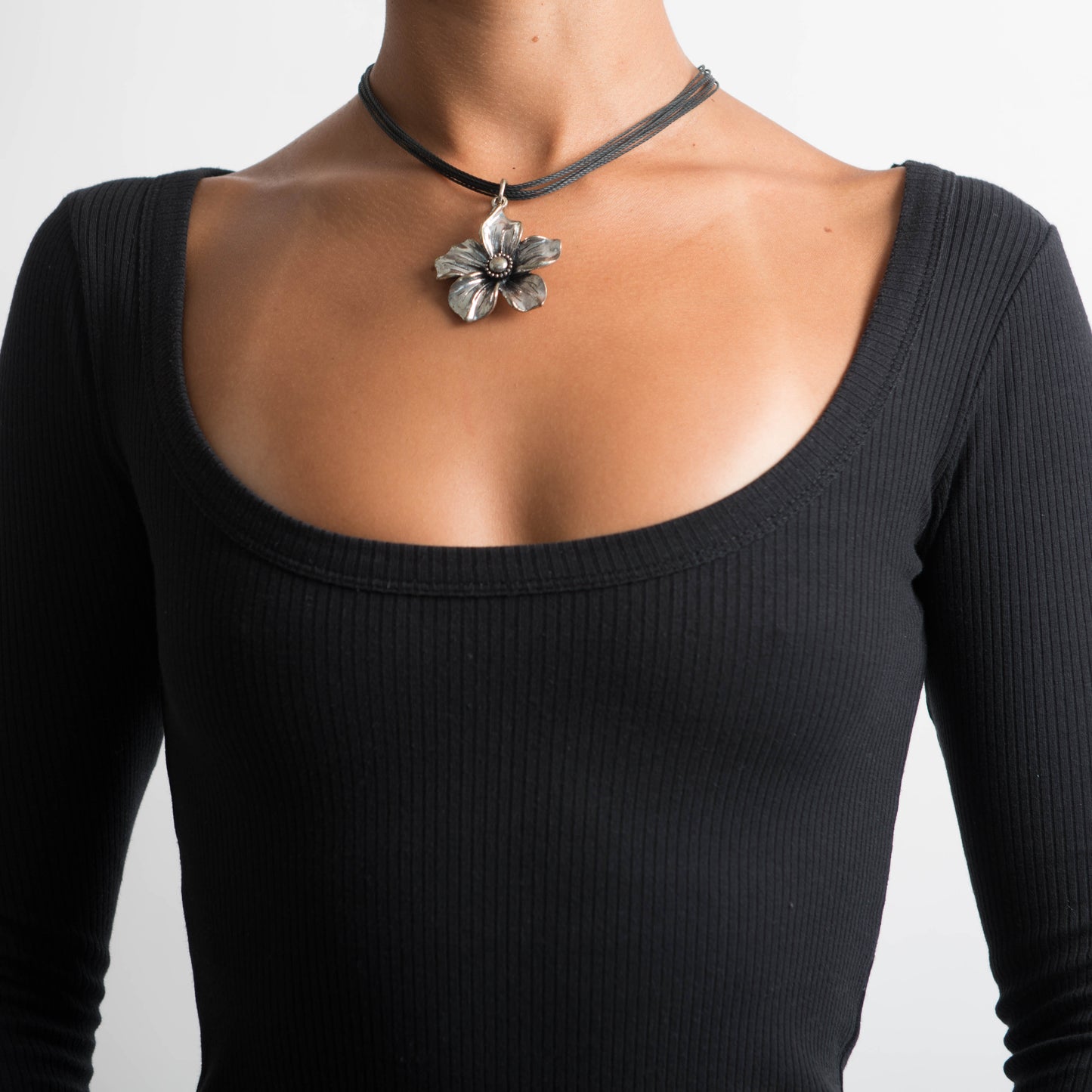 METAL FLOWER PENDANT NECKLACE