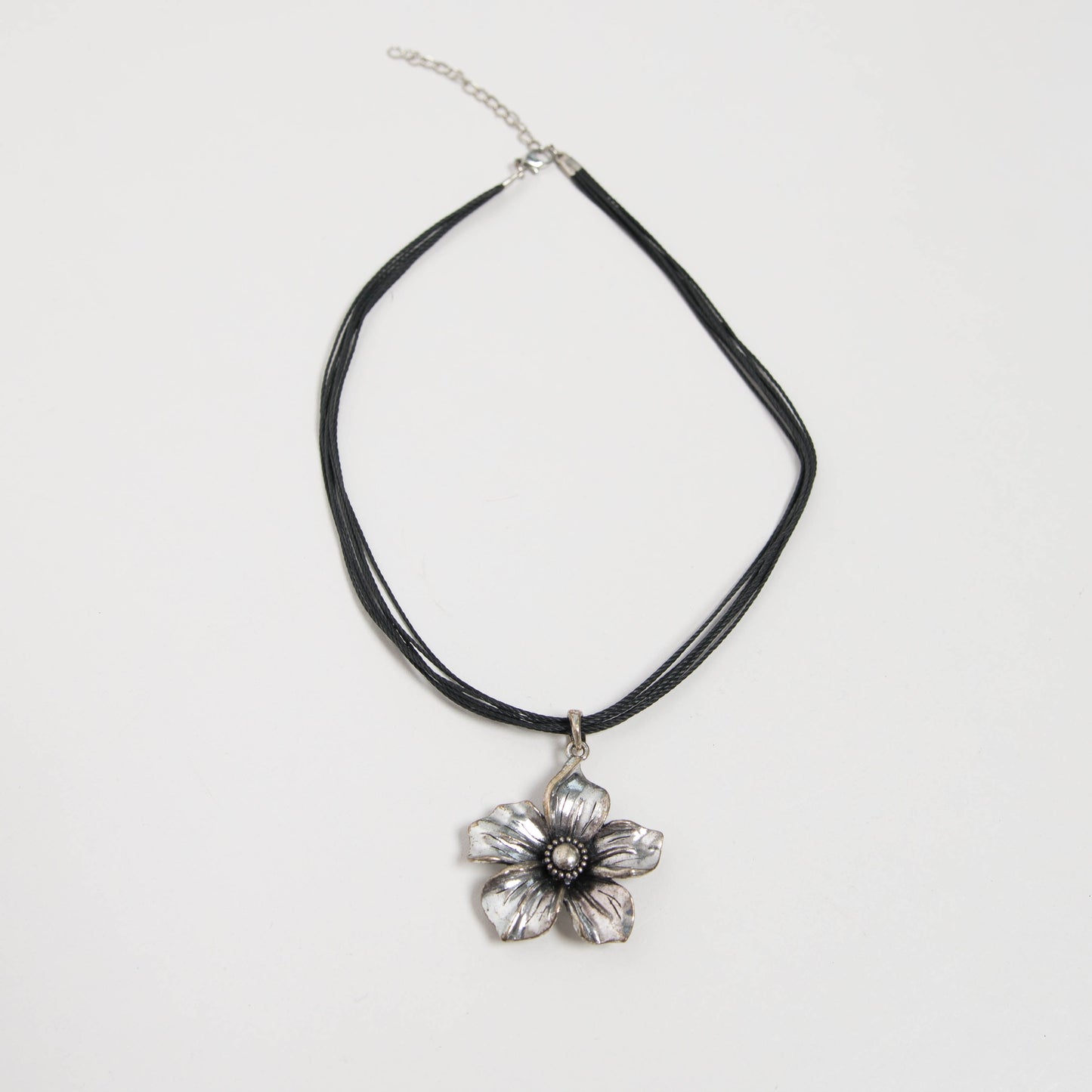 METAL FLOWER PENDANT NECKLACE