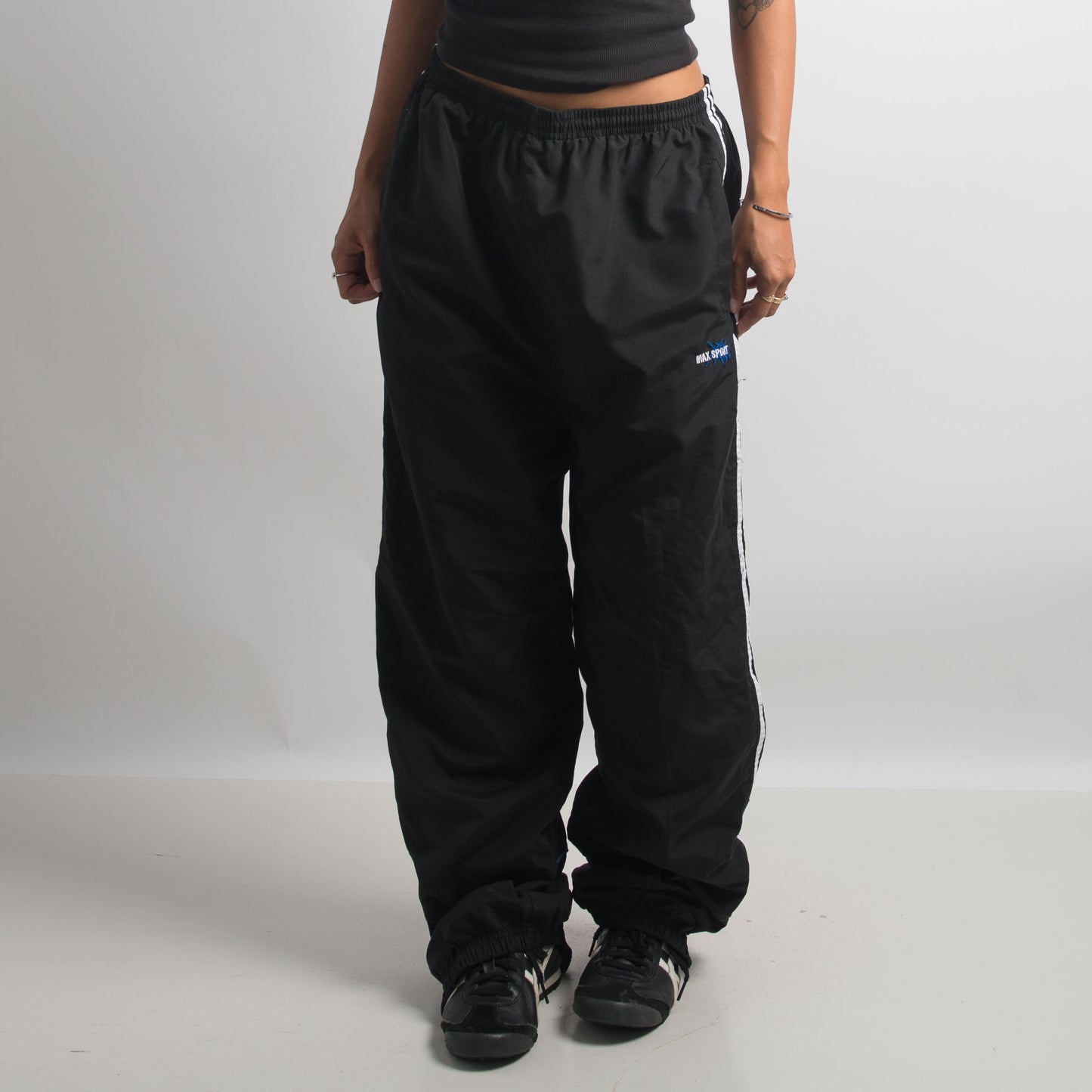 BLACK TRACKPANTS