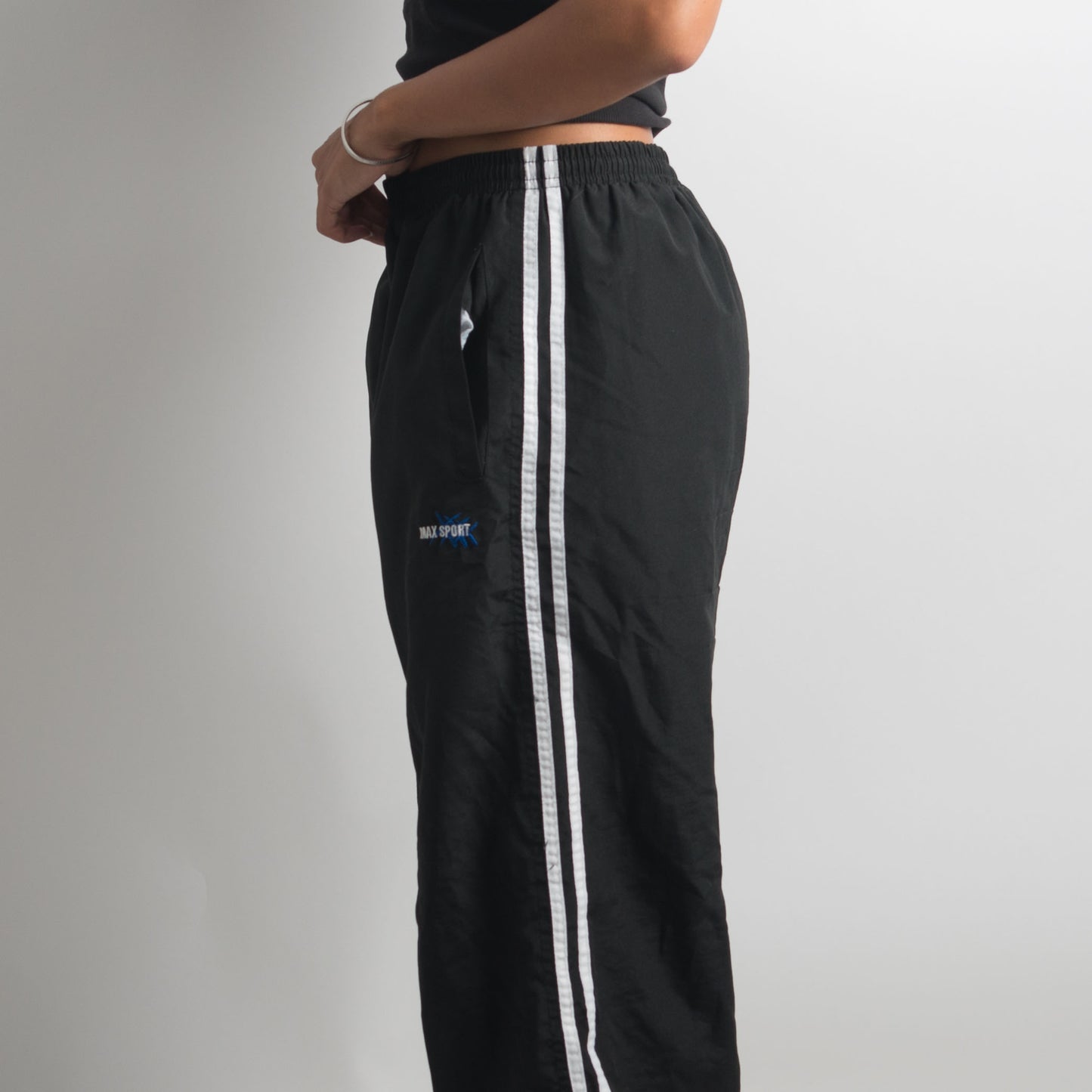 BLACK TRACKPANTS