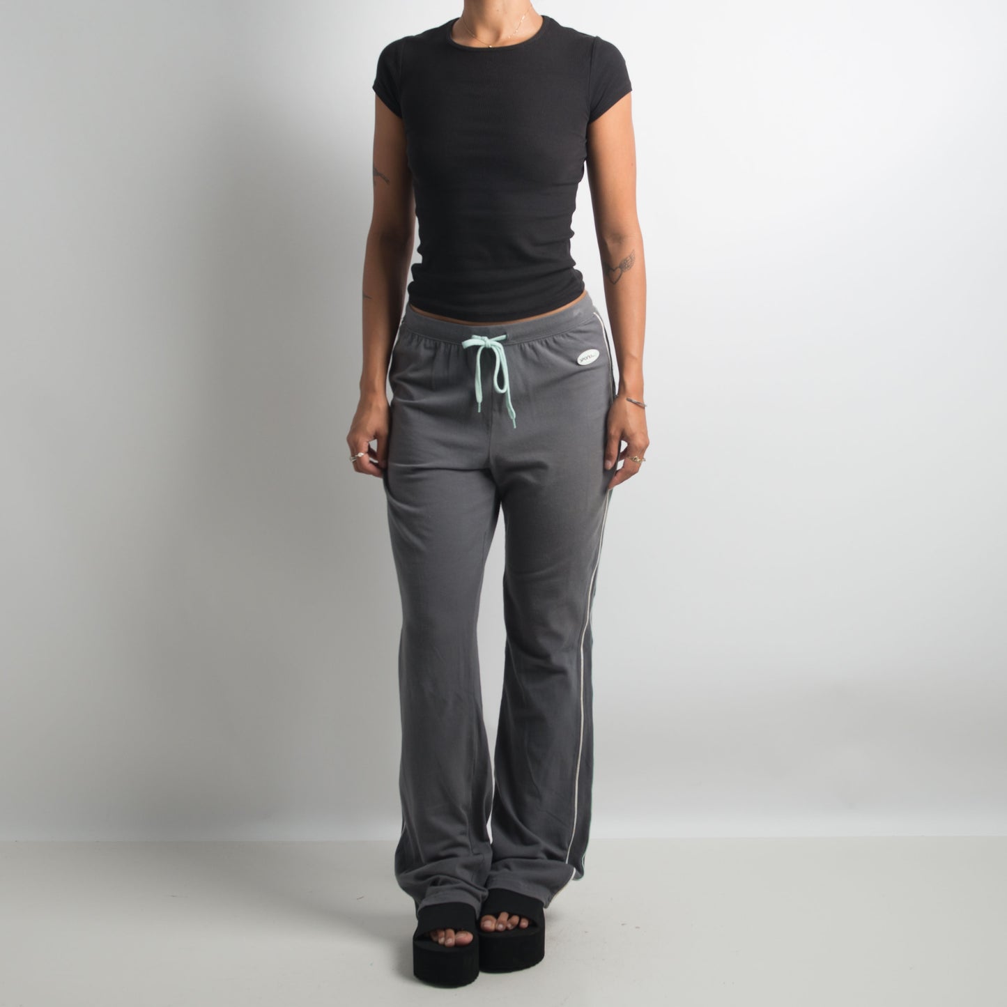 PANTALON DE YOGA ÉVASÉ GRIS