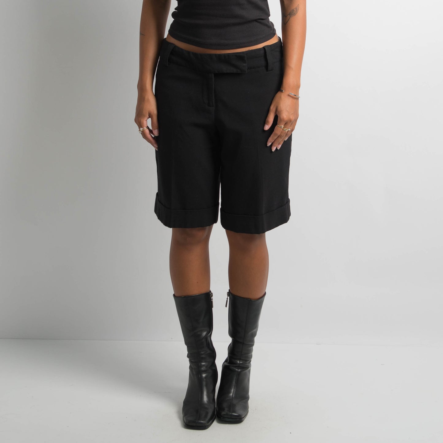 BLACK LONGLINE SHORTS