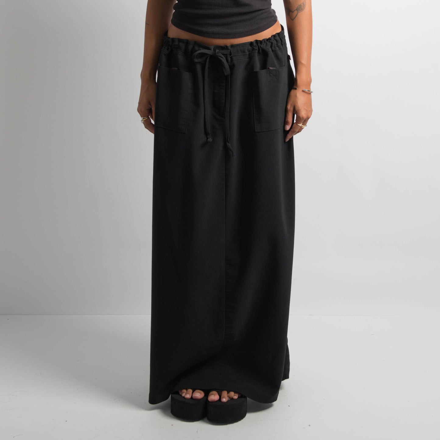 BLACK DRAWSTRING MAXI SKIT