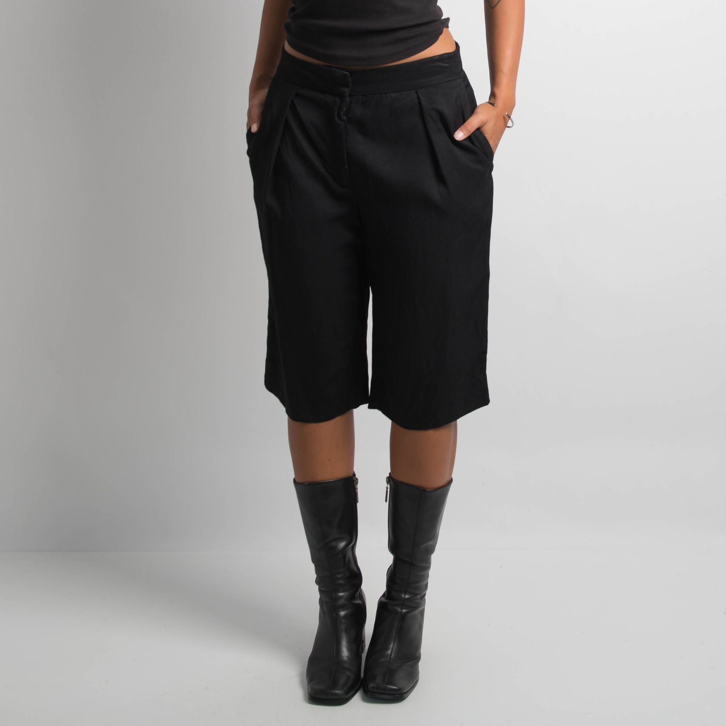 BLACK LONGLINE SHORTS