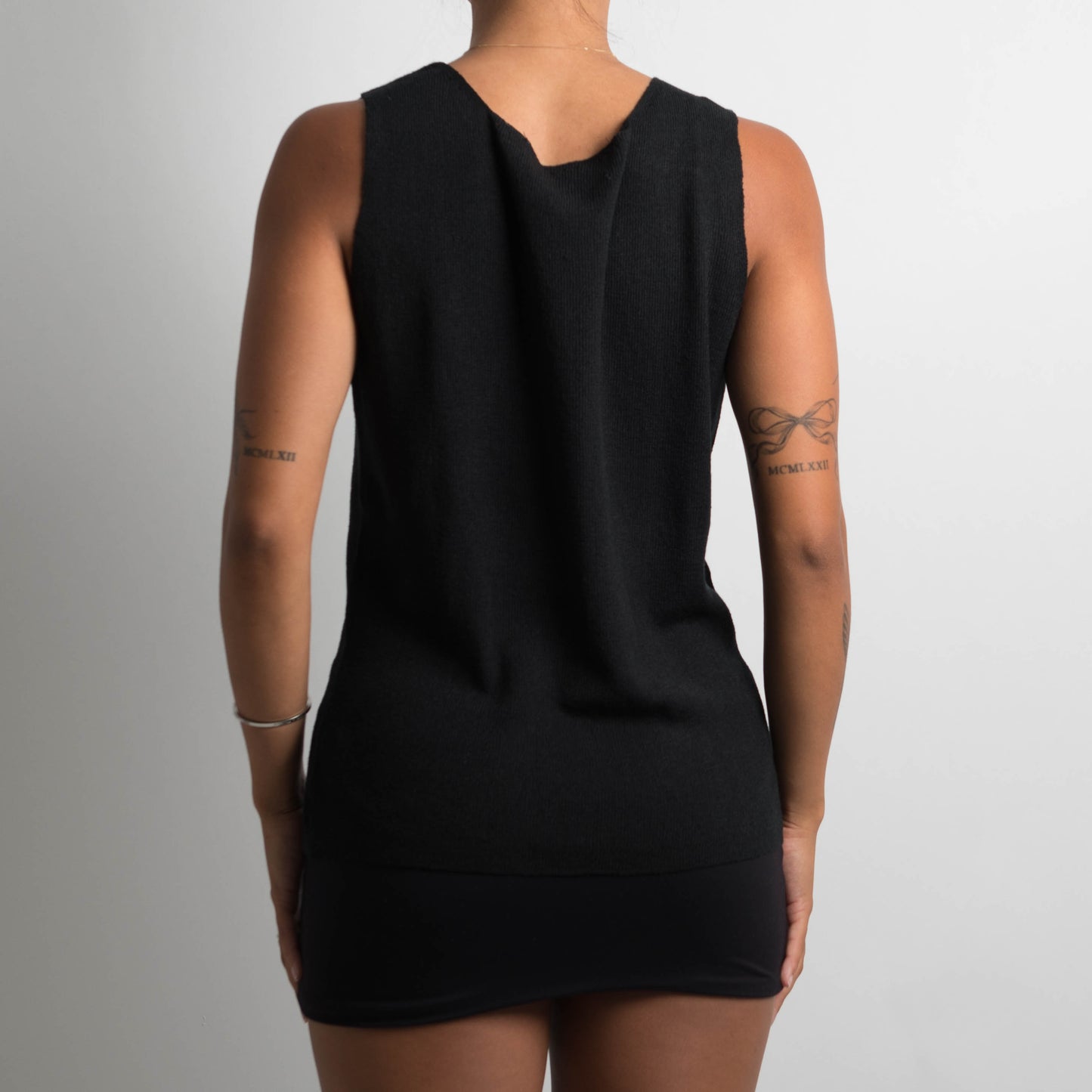 BLACK KNIT SLEEVELESS TOP