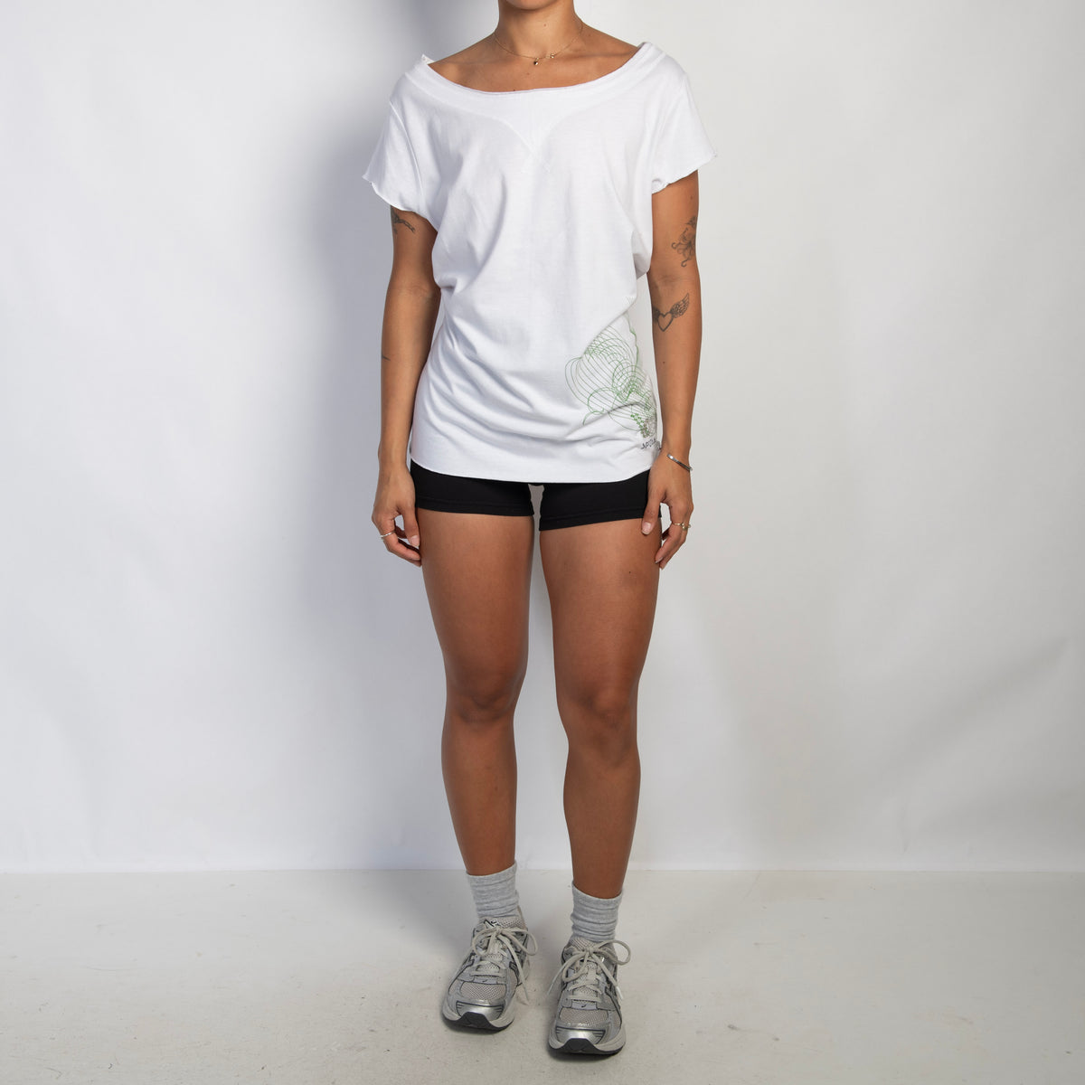 WHITE GRAPHIC TOP