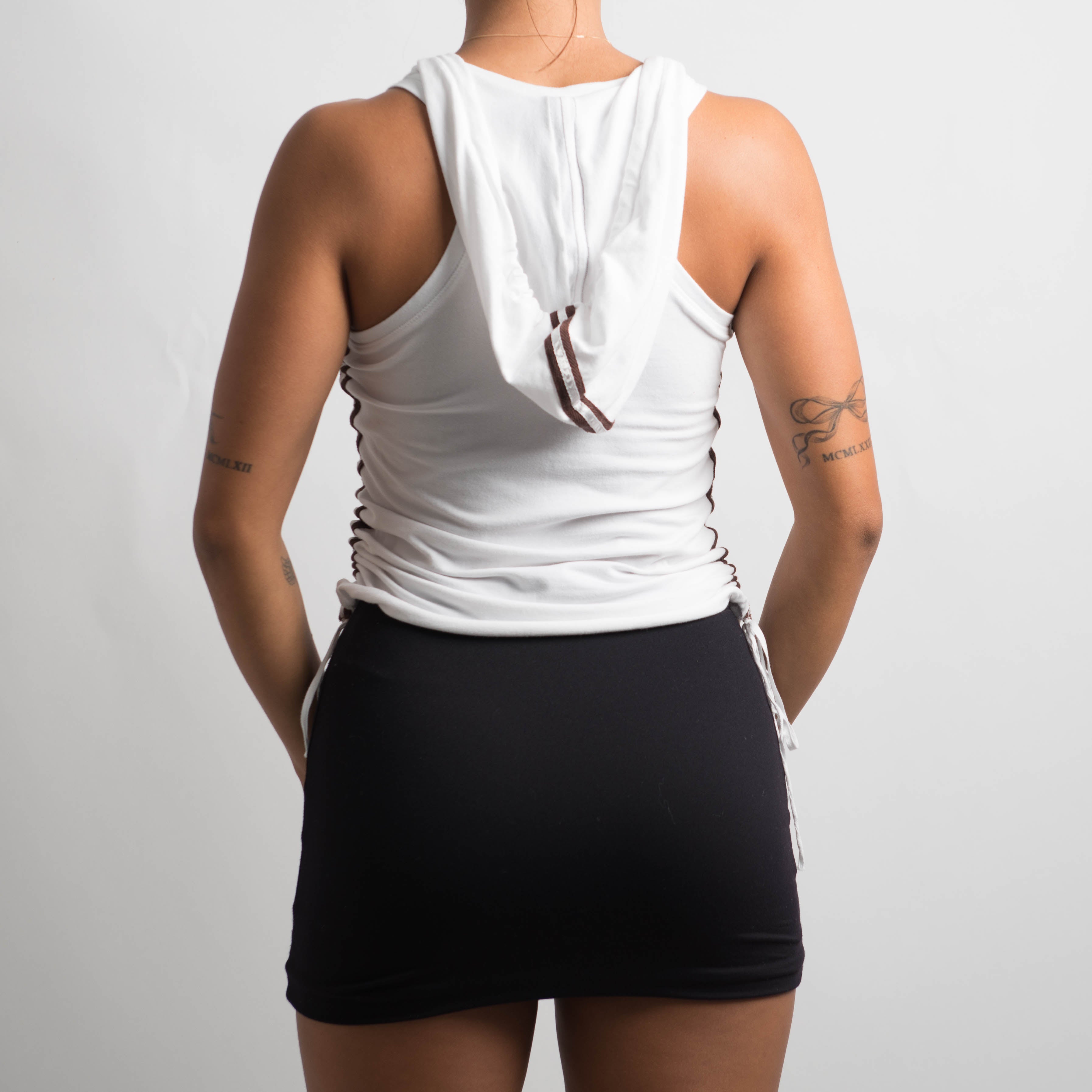 HOODED SLEEVELESS TOP