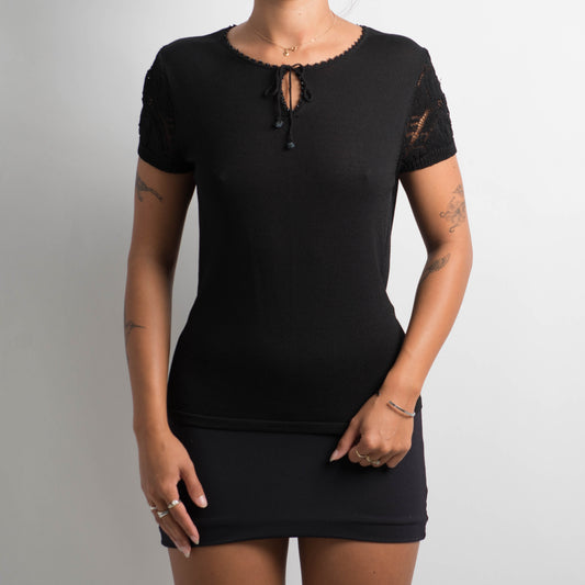 BLACK KNIT TOP