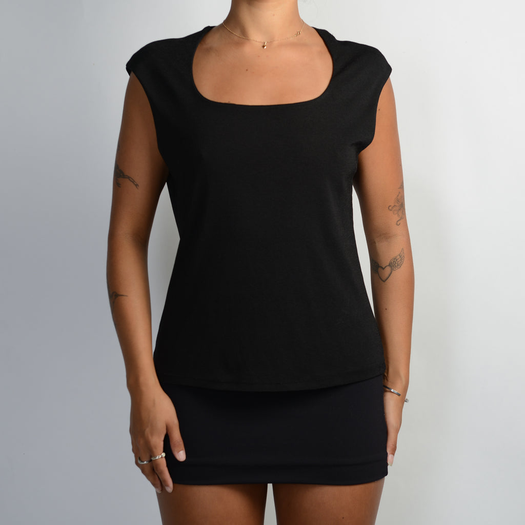 BLACK SCOOP NECK TOP