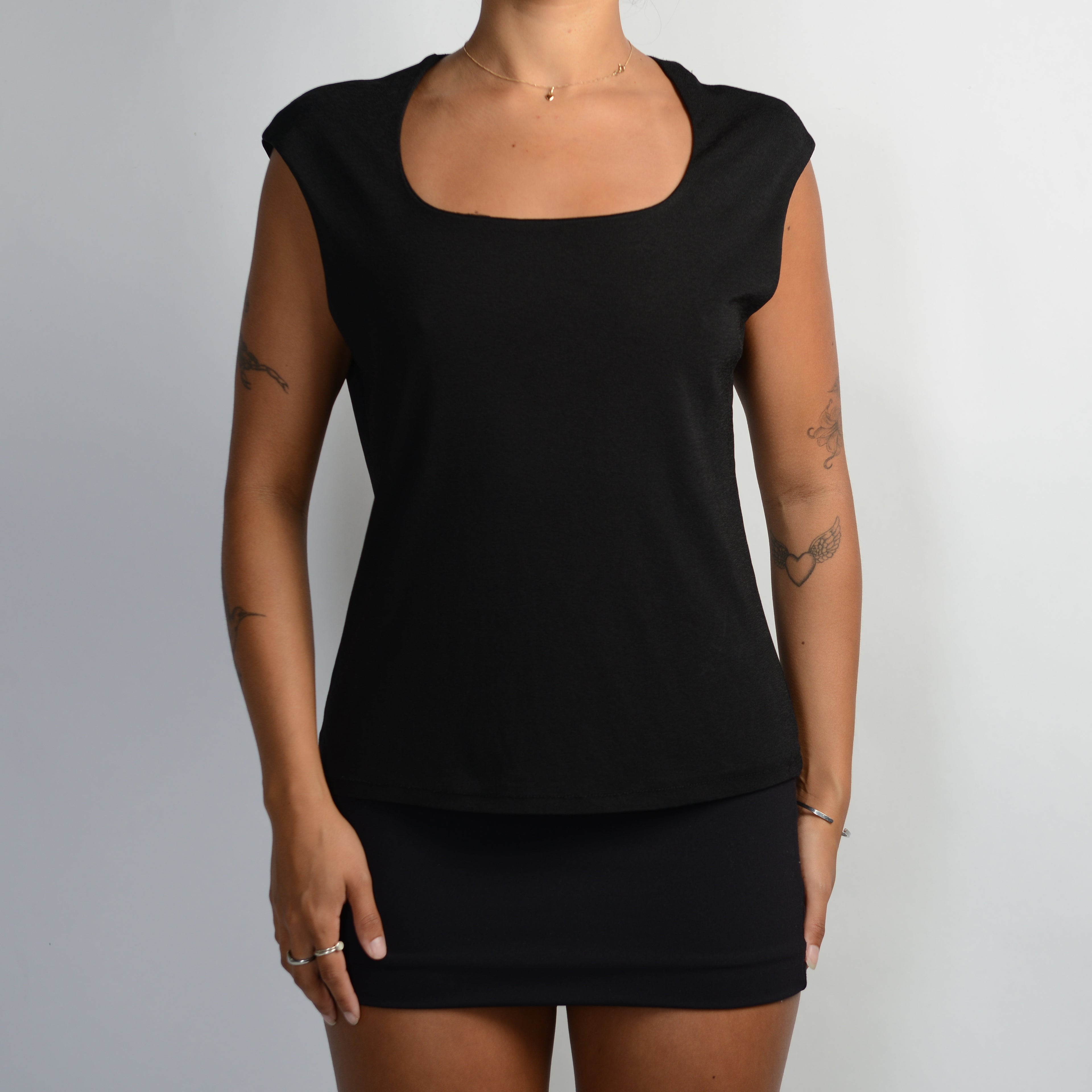 BLACK SCOOP NECK TOP