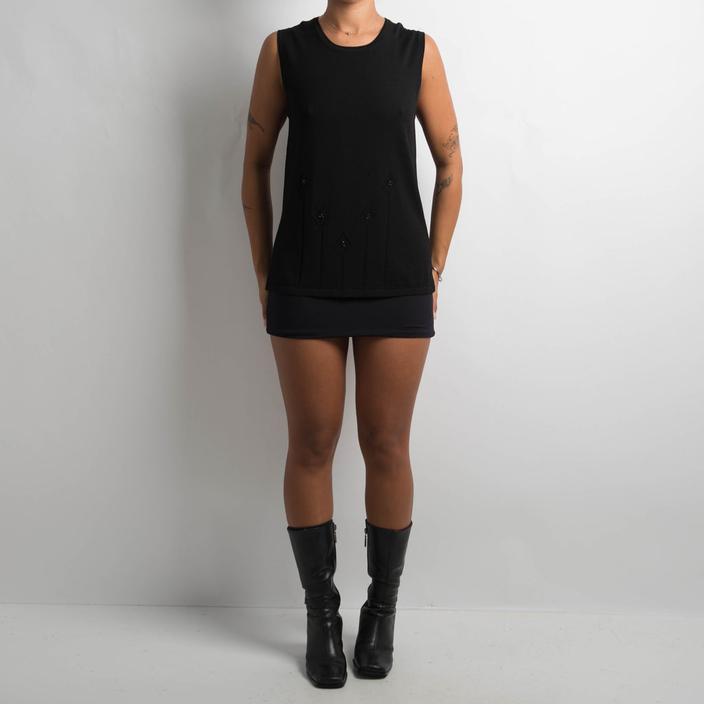 BLACK SLEEVELESS TOP