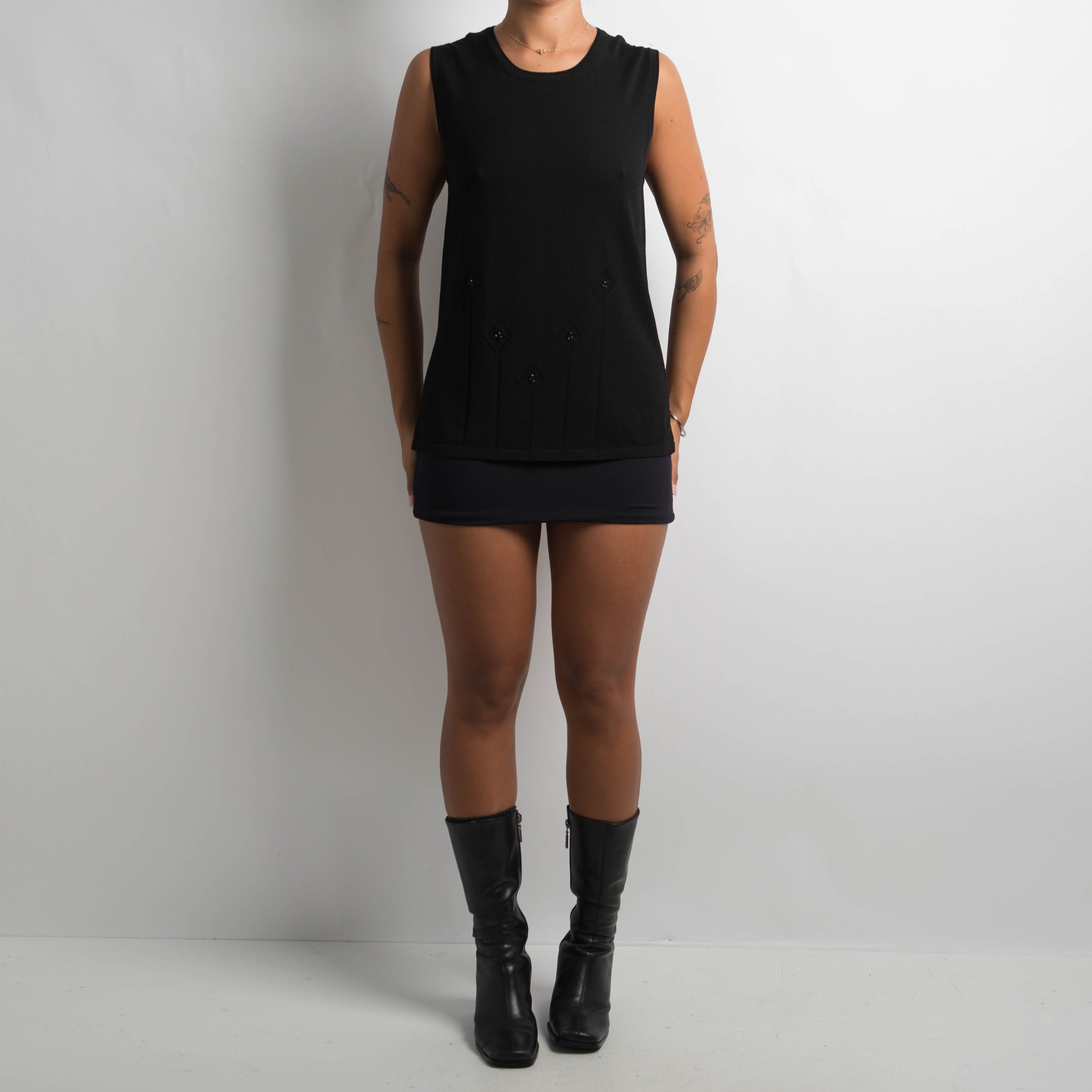 BLACK SLEEVELESS TOP