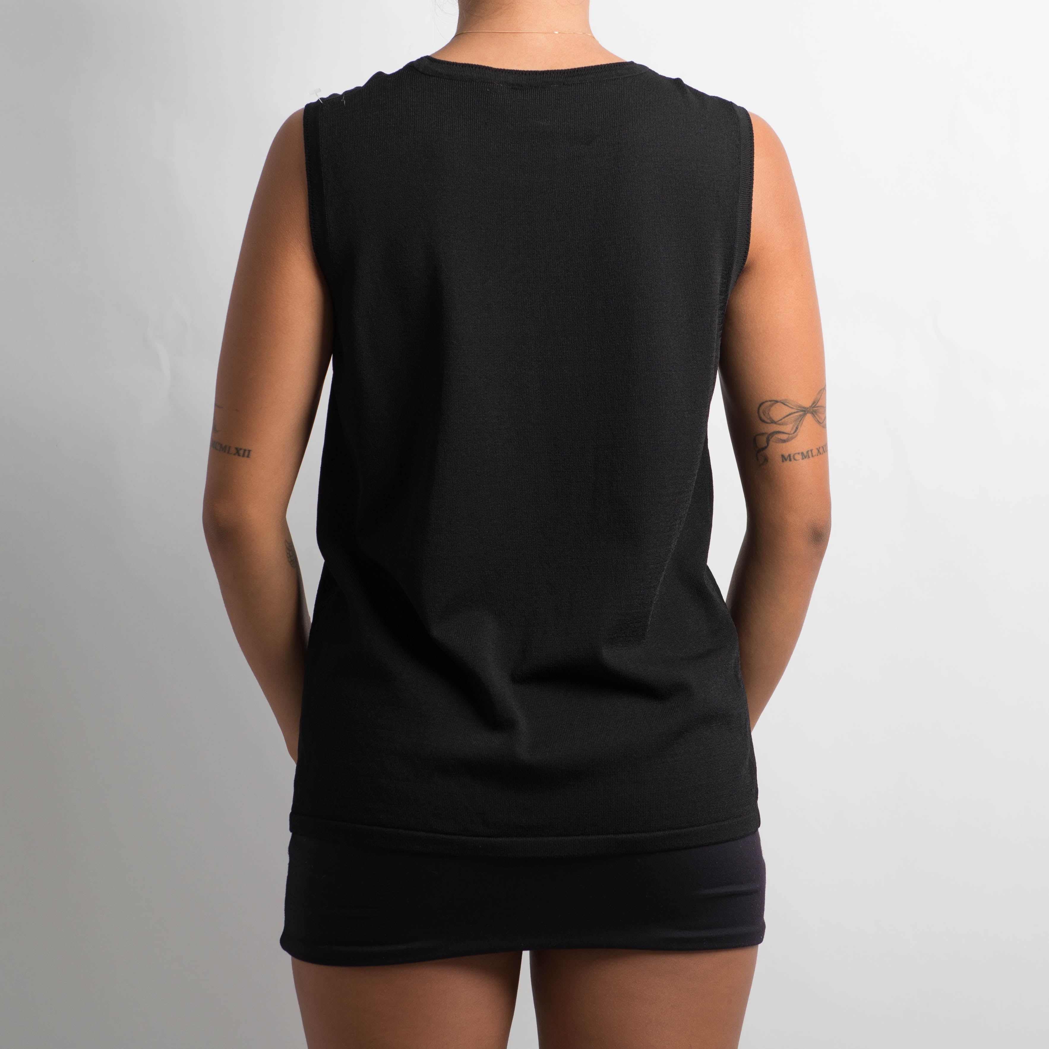 BLACK SLEEVELESS TOP