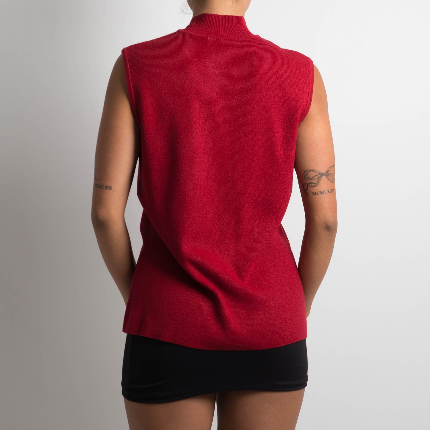 RED SLEEVELESS MOCKNECK