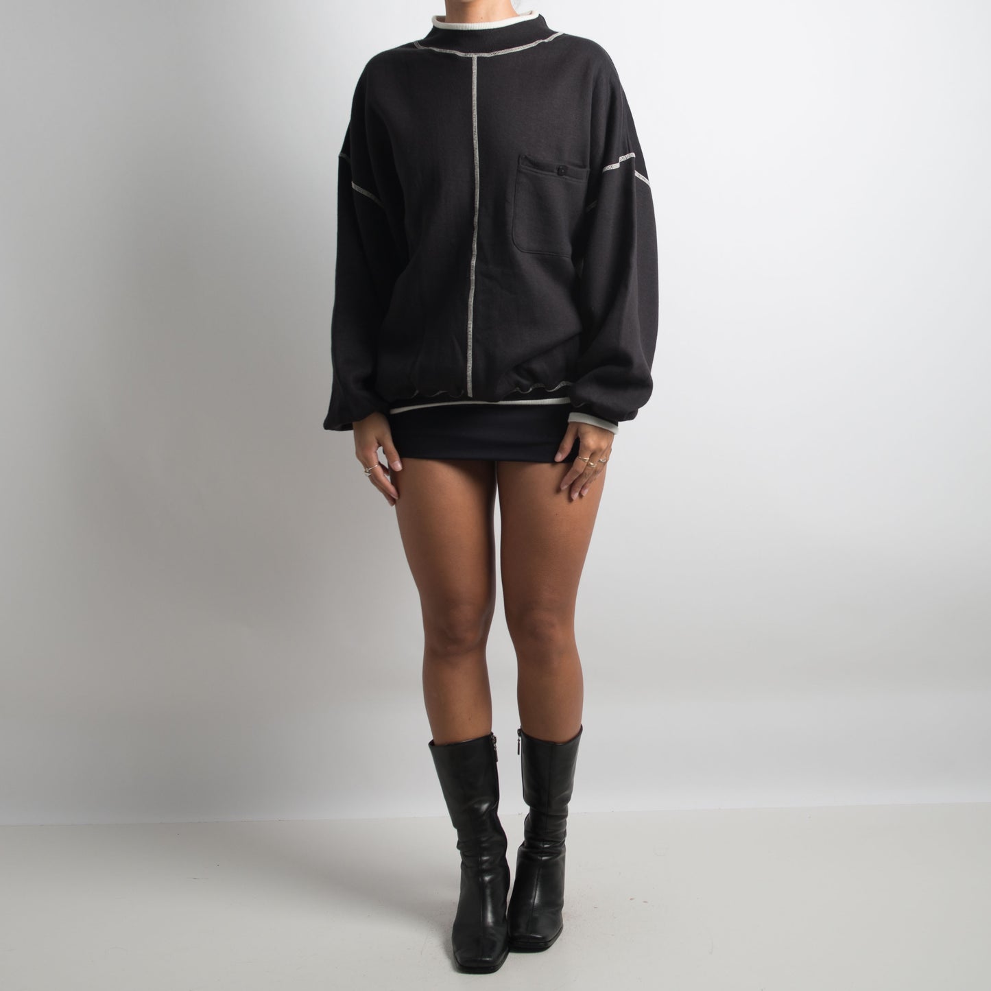 BLACK CONTRAST SEAM SWEATSHIRT