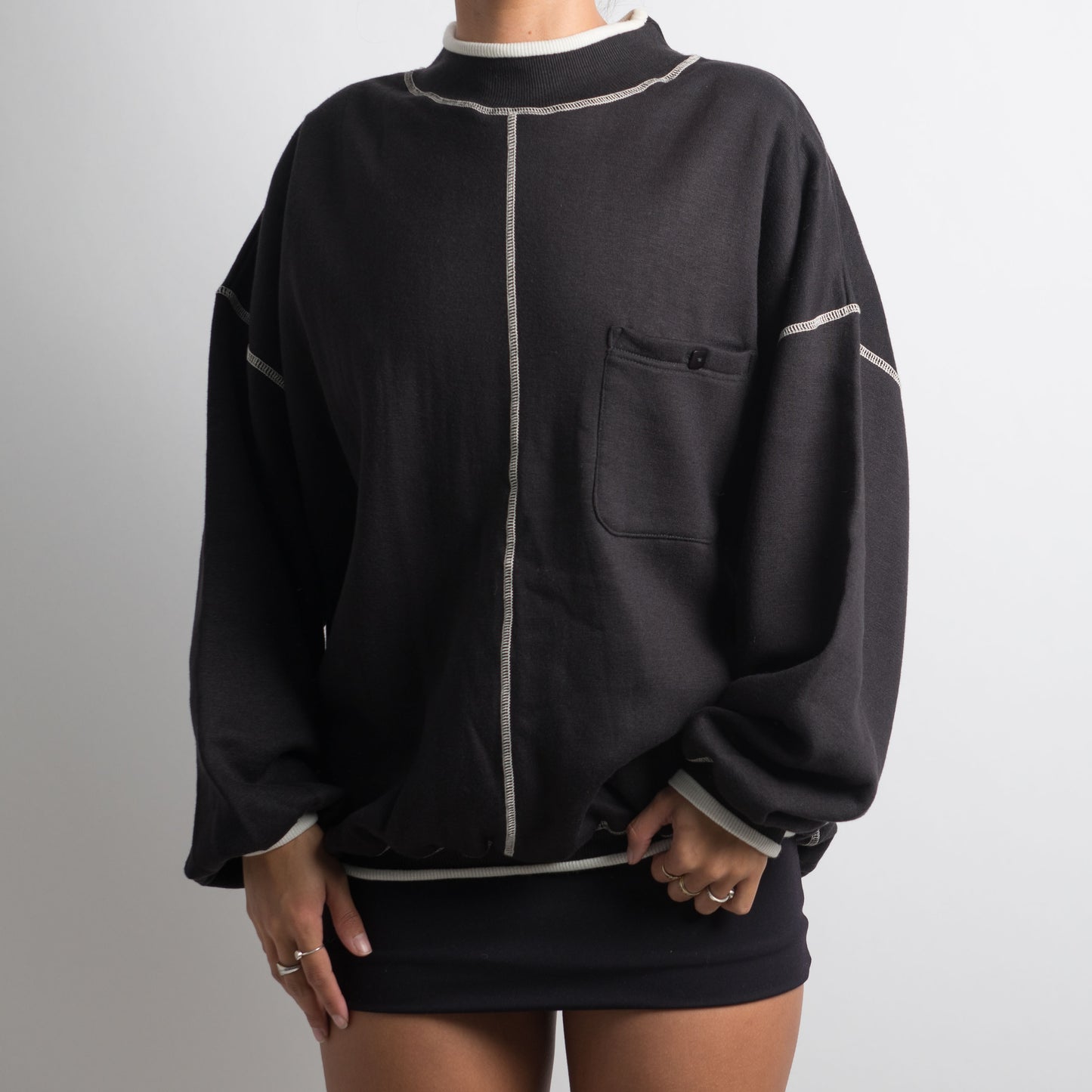 BLACK CONTRAST SEAM SWEATSHIRT