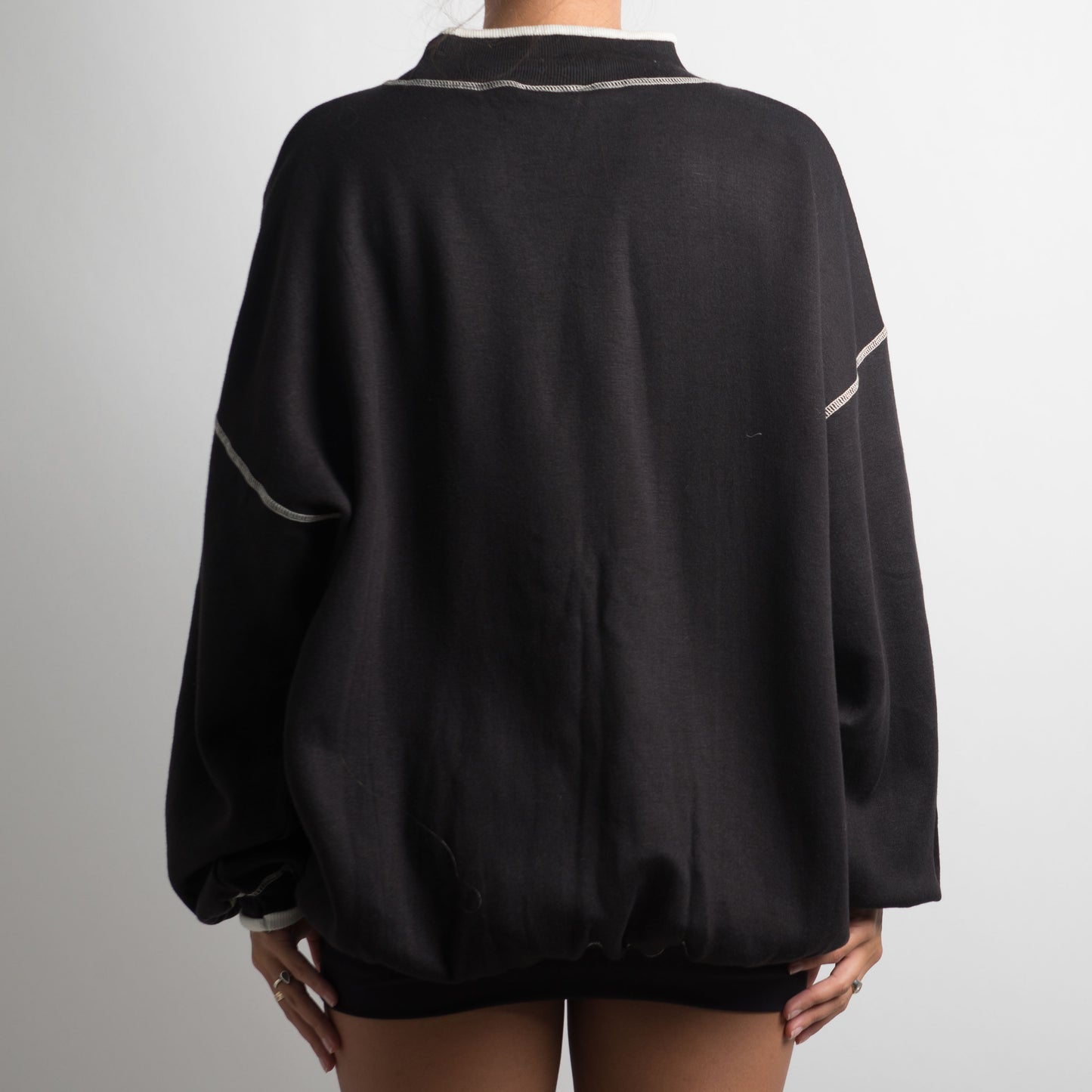 BLACK CONTRAST SEAM SWEATSHIRT