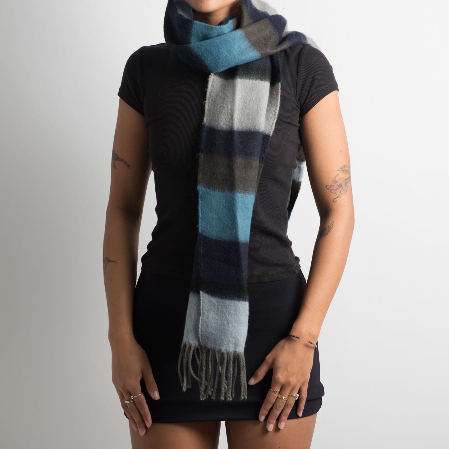 BLUE STRIPED KNIT SCARF